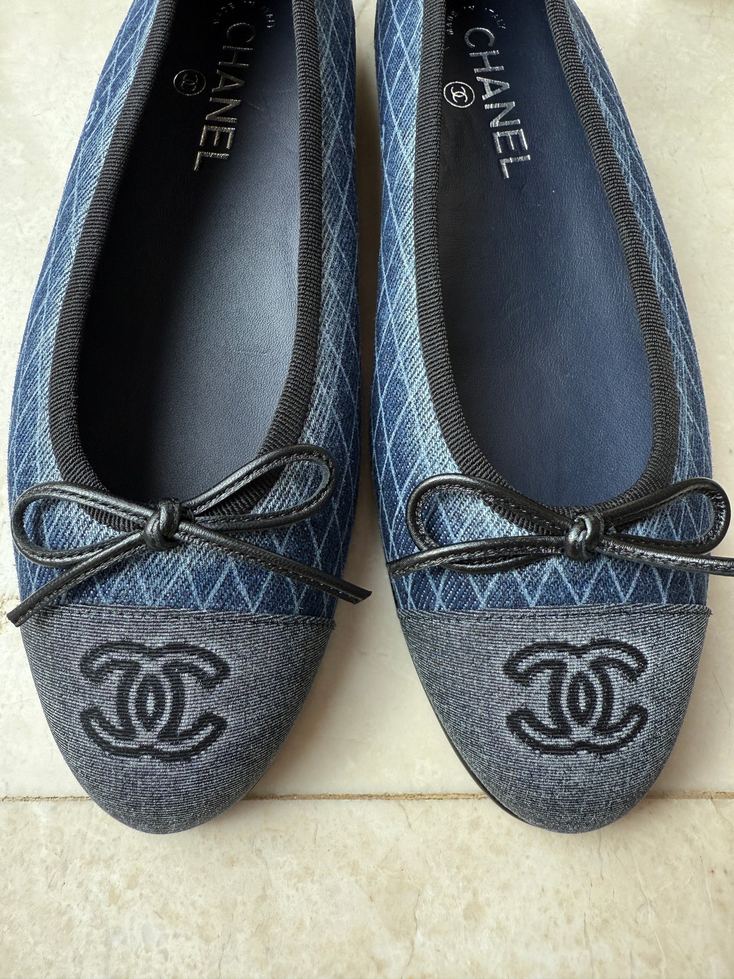 2024 CHANEL CC LOGO DARK BLUE DENIM JEAN BALLET FLATS BLACK CAPTOE SHOES