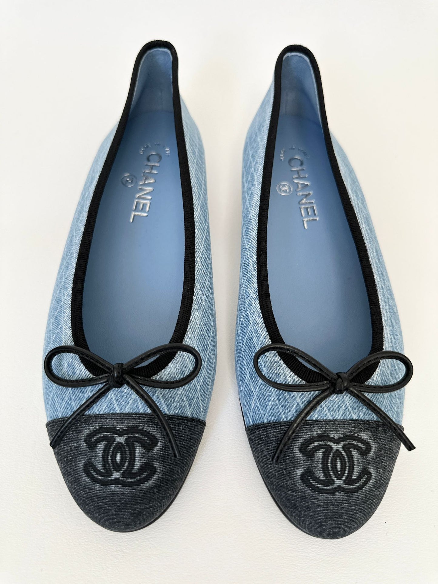 2024 CHANEL CC LOGO BLUE DENIM JEAN BALLET FLATS BLACK CAPTOE SHOES