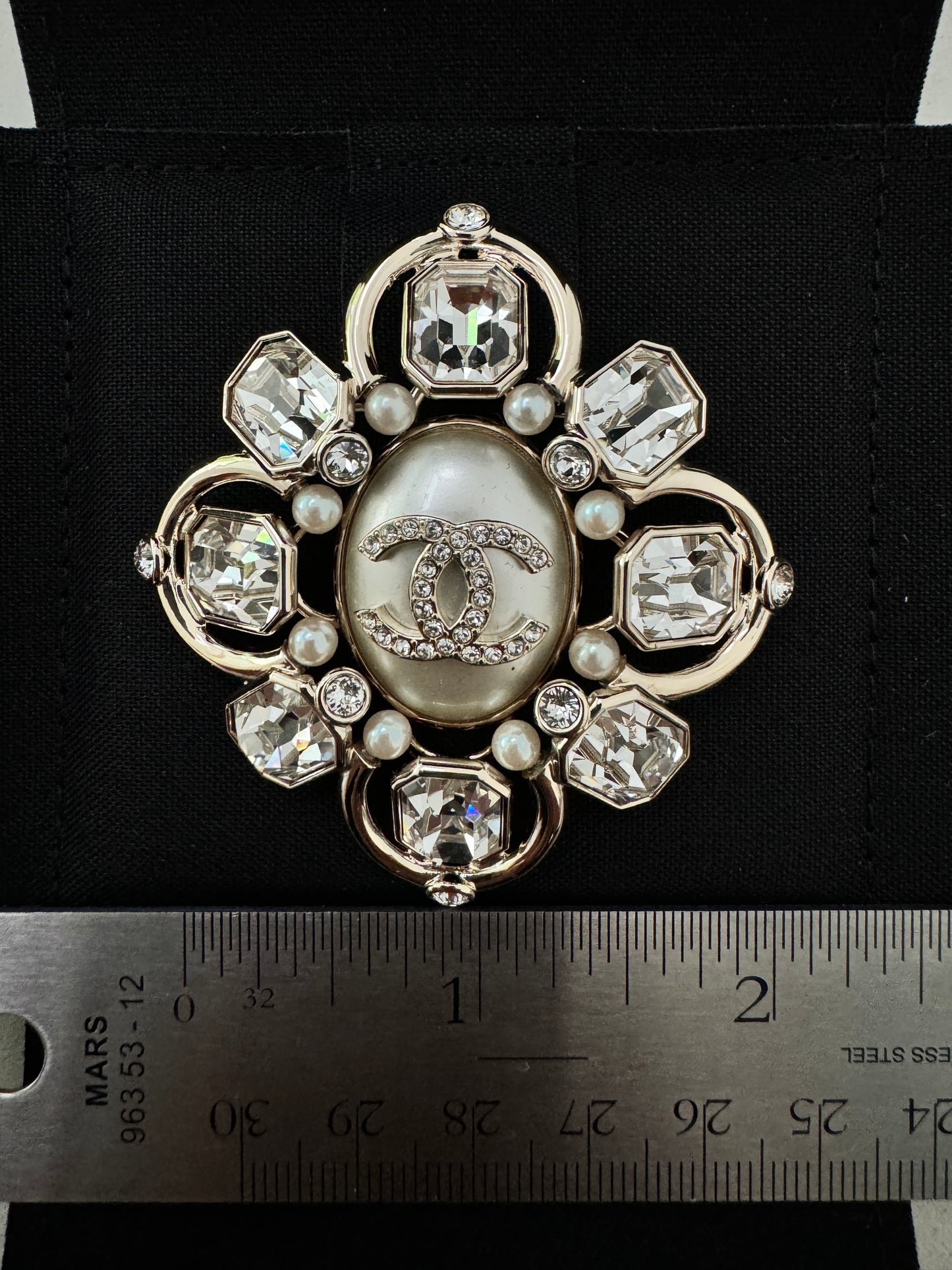 CHANEL 21A LARGE CLASSIC PEARL BIG STONES SHIELD BROOCH GOLD CRYSTALS WHITE PIN