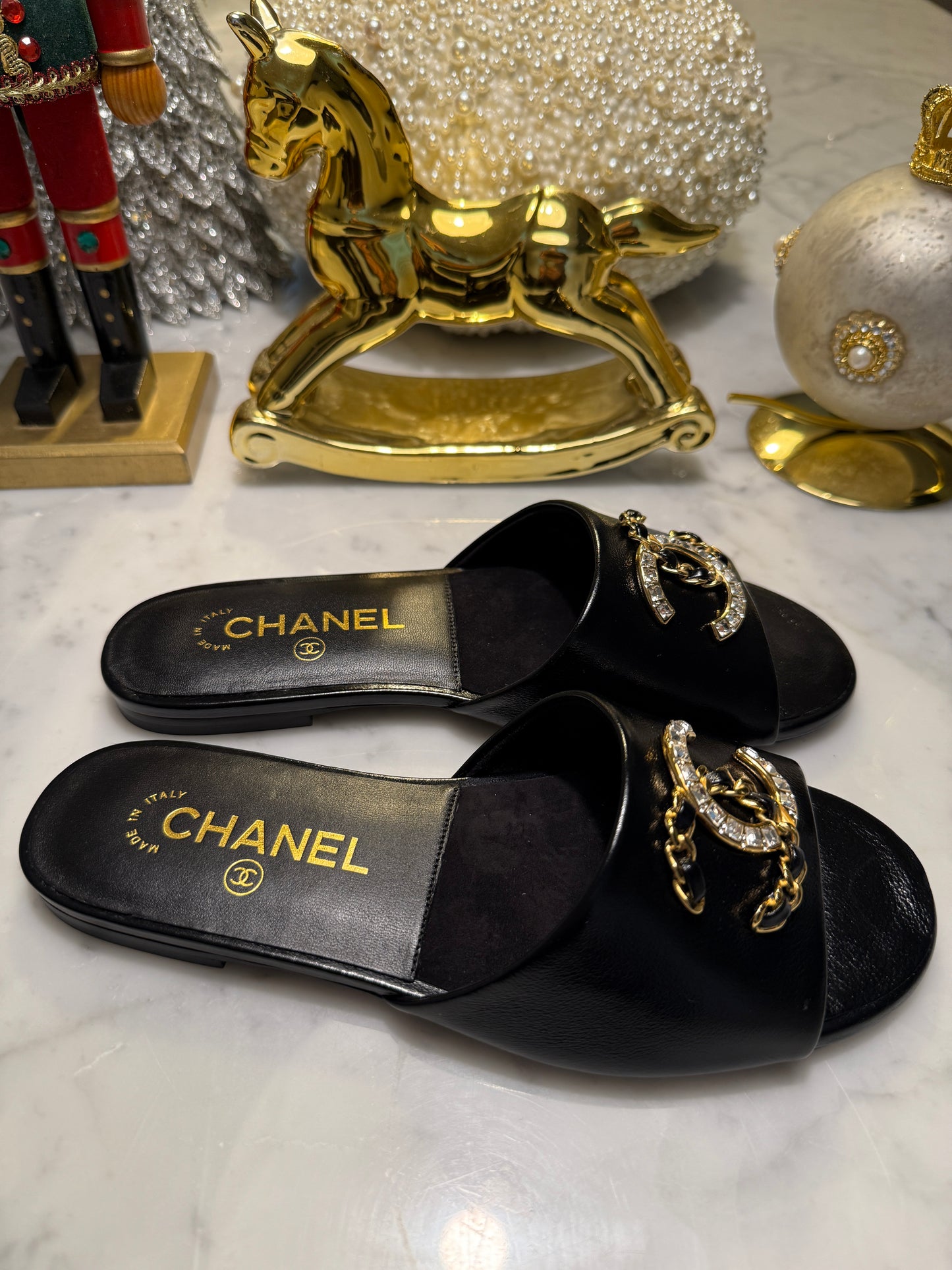 2024 CHANEL CC LOGO BLACK LEATHER CC CRYSTAL CHAIN LOGO FLAT SHOES SLIDES MULES SANDALS