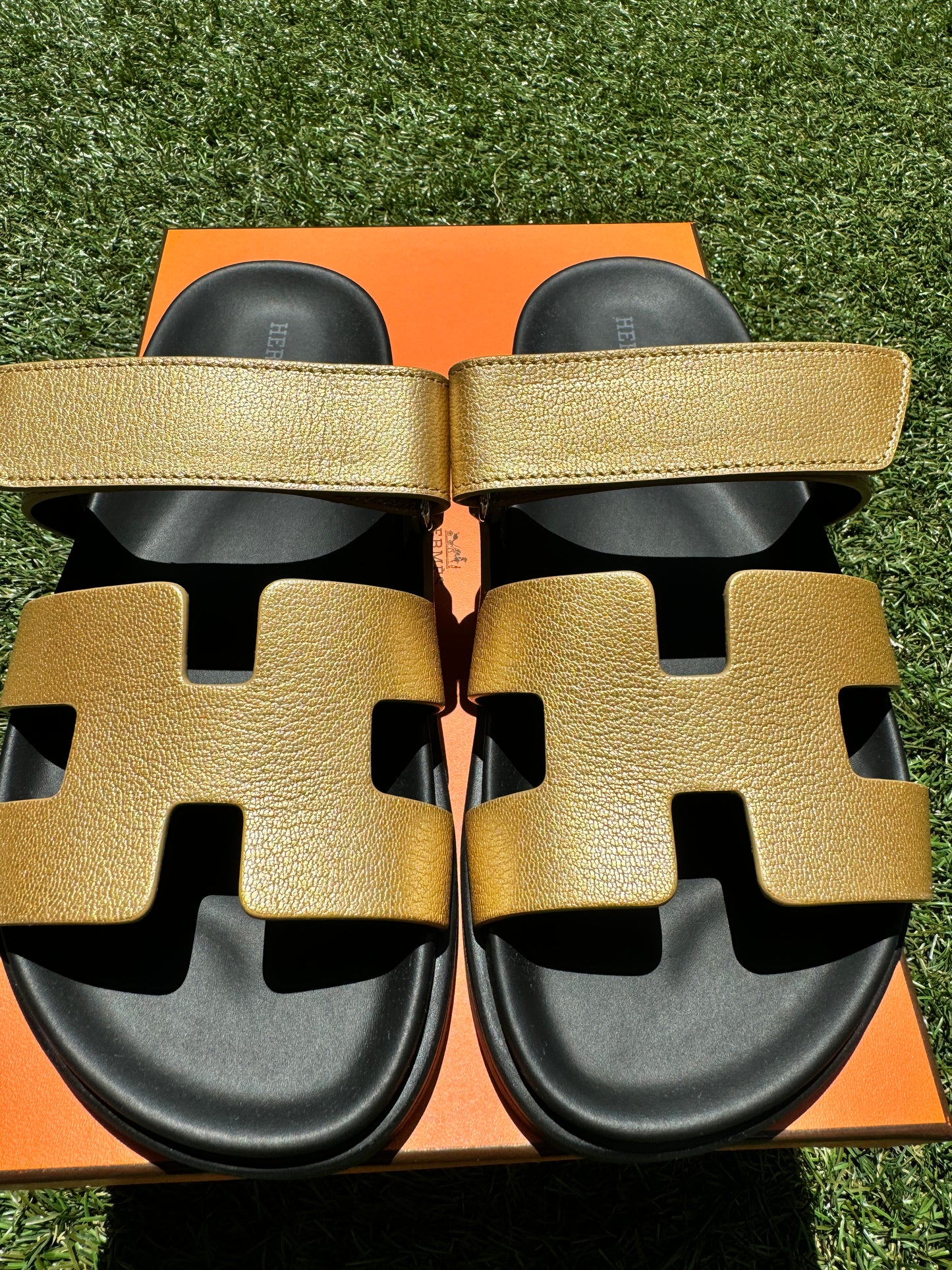 HERMES H CHYPRE DORE GOLD GOLDEN GOATSKIN LEATHER METALLIC SANDALS FLAT SLIDES