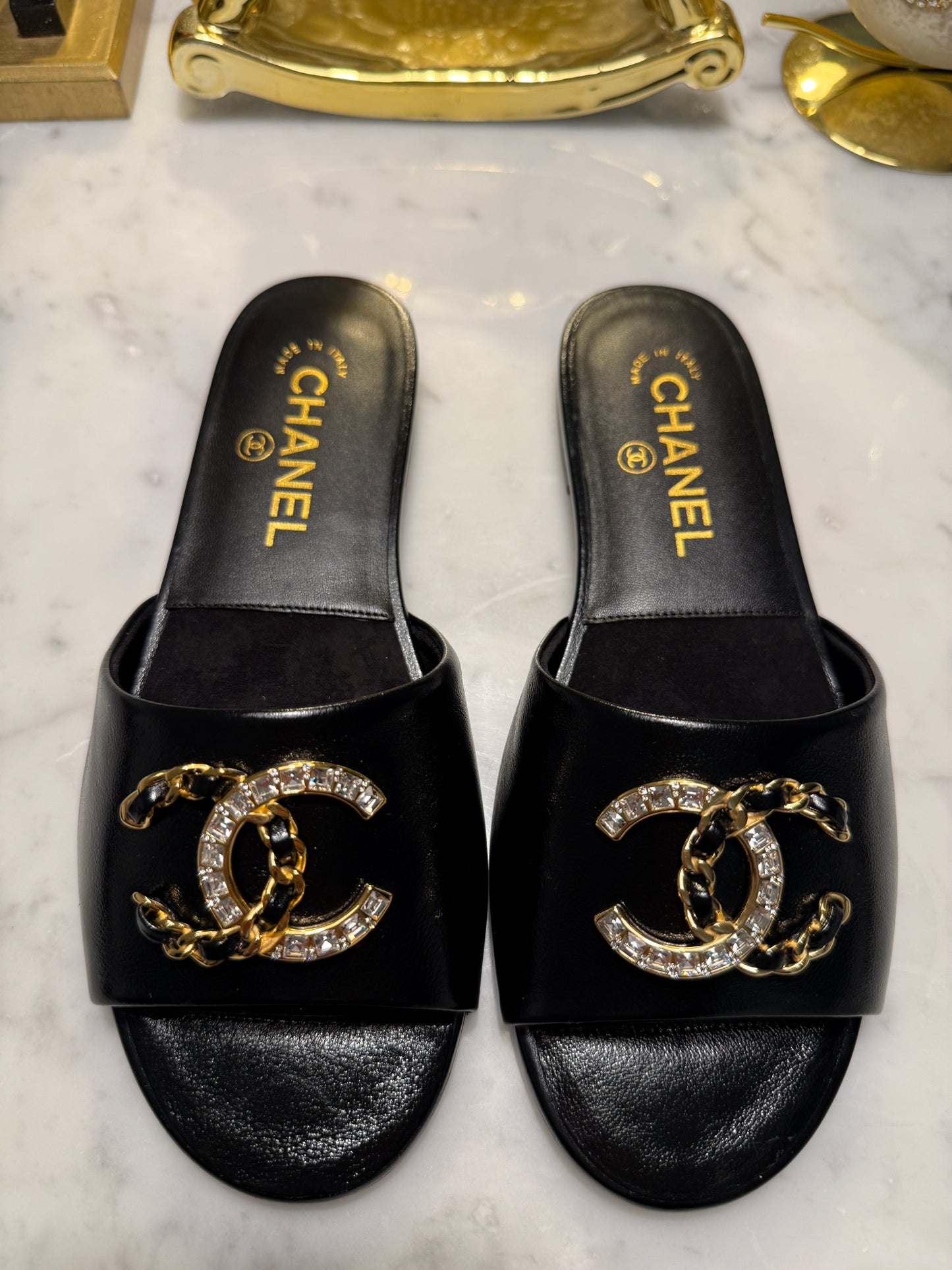 2024 CHANEL CC LOGO BLACK LEATHER CC CRYSTAL CHAIN LOGO FLAT SHOES SLIDES MULES SANDALS