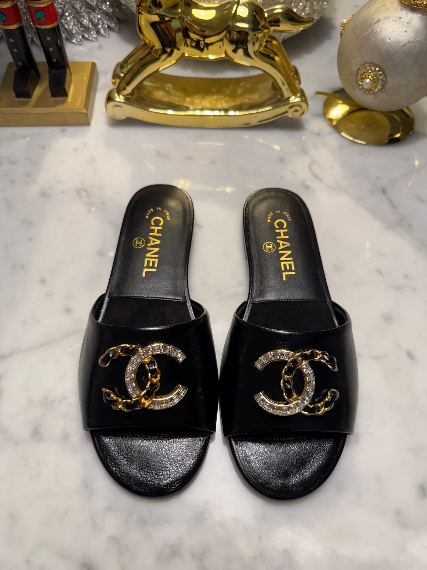 2024 CHANEL CC LOGO BLACK LEATHER CC CRYSTAL CHAIN LOGO FLAT SHOES SLIDES MULES SANDALS