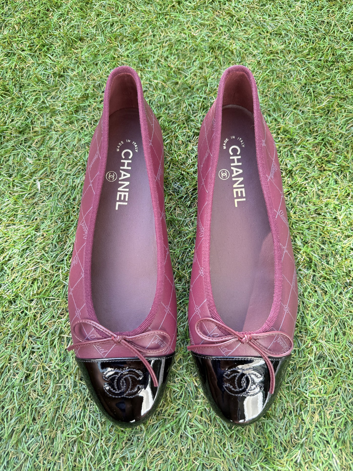 CHANEL CC LOGO BURGUNDY BLACK LEATHER PATENT CAP TOE BALLET BALLERINA FLATS SHOES