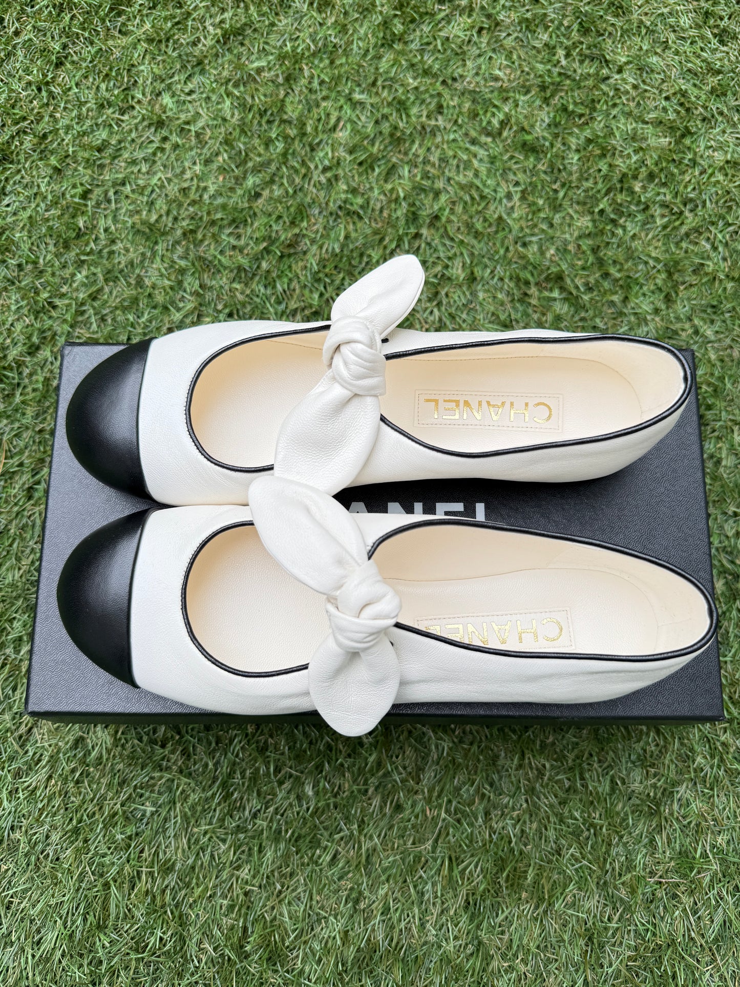 2024 CHANEL WHITE & BLACK LEATHER BALLET BALLERINA FLATS WITH BOW