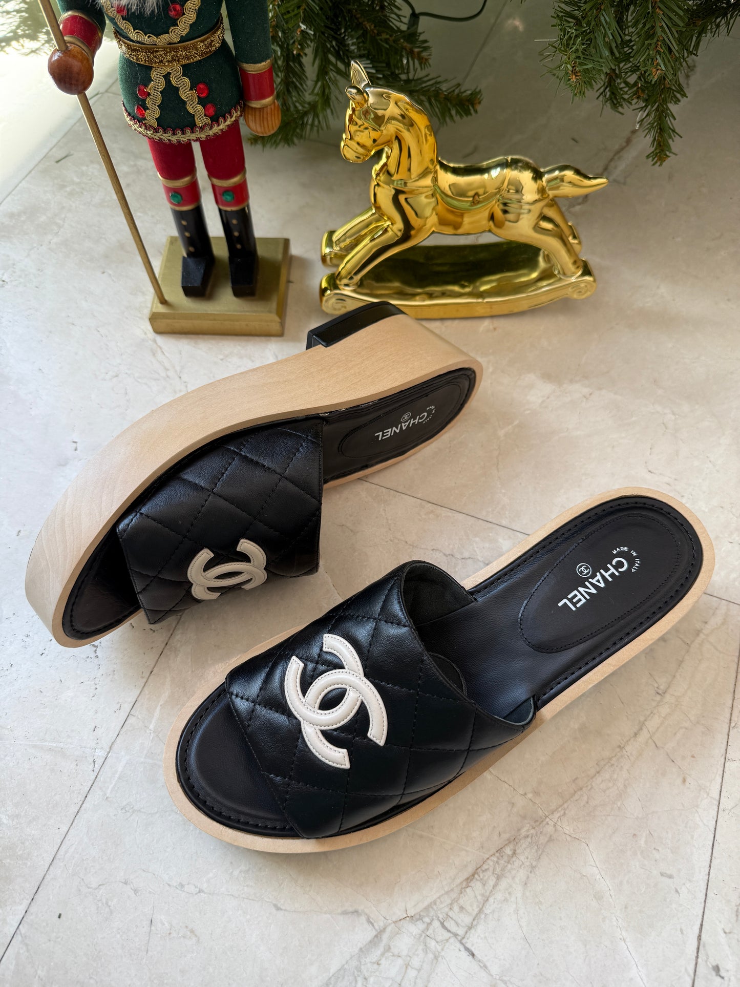 CHANEL BLACK WOODEN MULES IN LAMBSKIN LEATHER WITH CREAM CC LOGO DETAIL WEDGE SLIDES