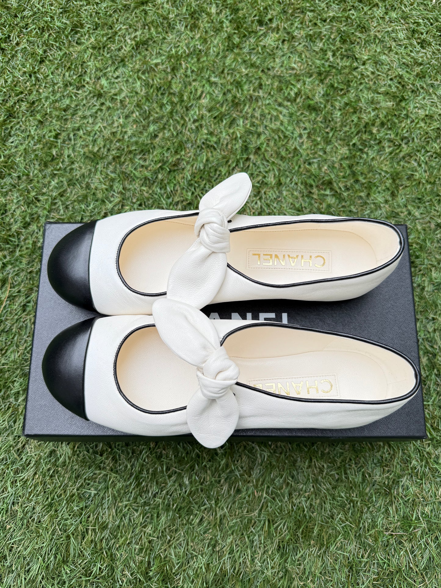 2024 CHANEL WHITE & BLACK LEATHER BALLET BALLERINA FLATS WITH BOW