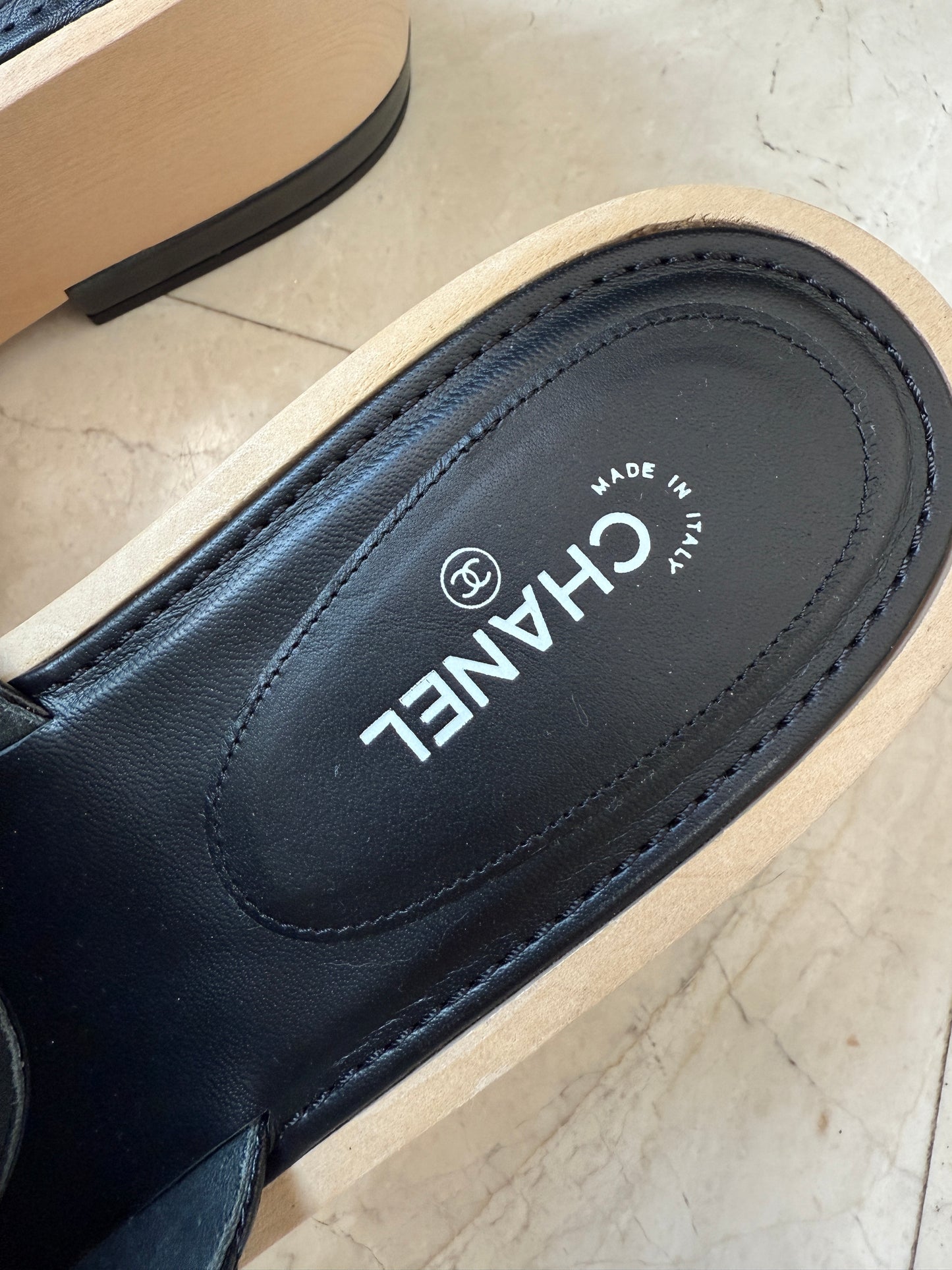 CHANEL BLACK WOODEN MULES IN LAMBSKIN LEATHER WITH CREAM CC LOGO DETAIL WEDGE SLIDES