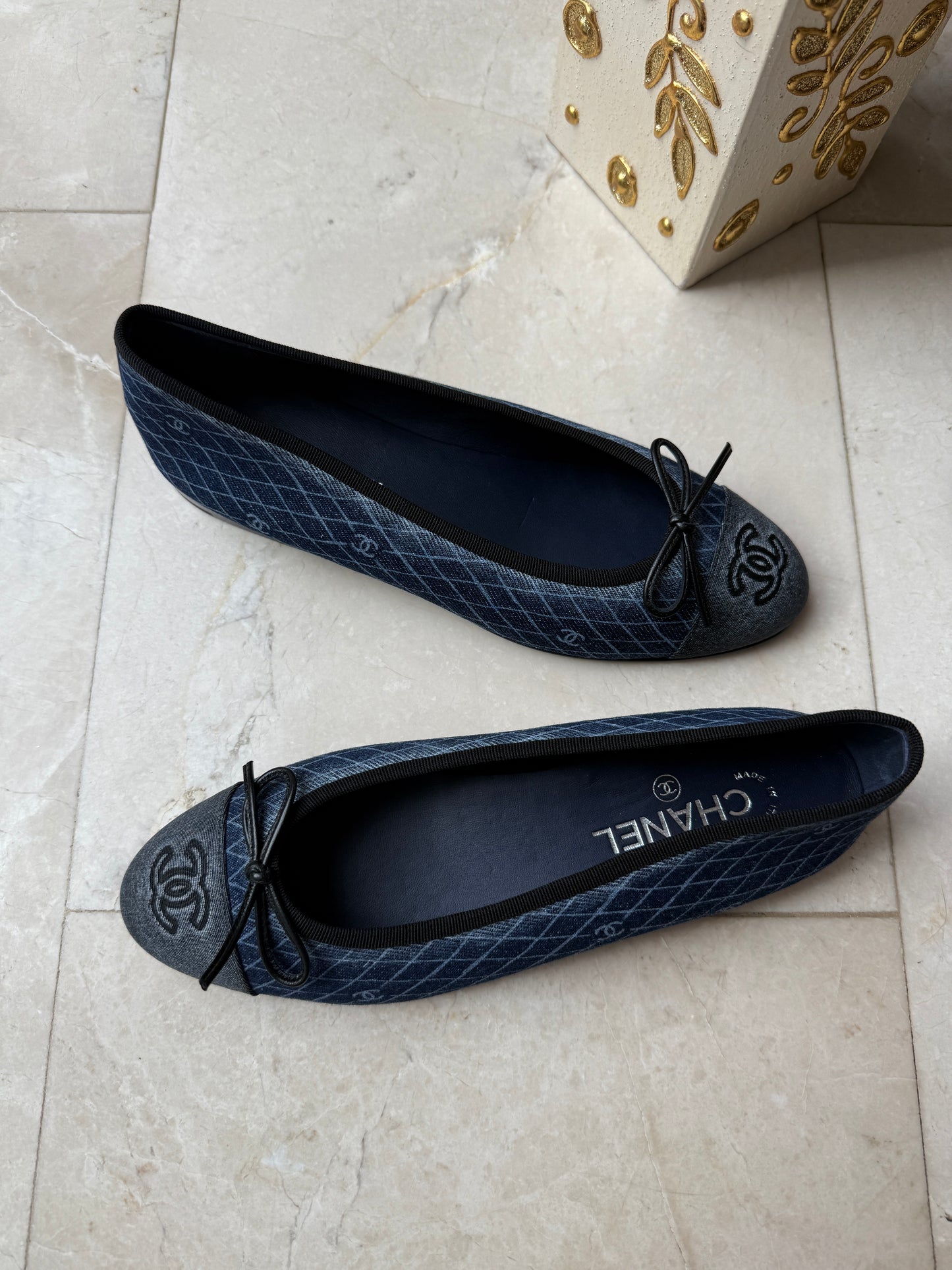 2024 CHANEL CC LOGO DARK BLUE DENIM JEAN BALLET FLATS BLACK CAPTOE SHOES