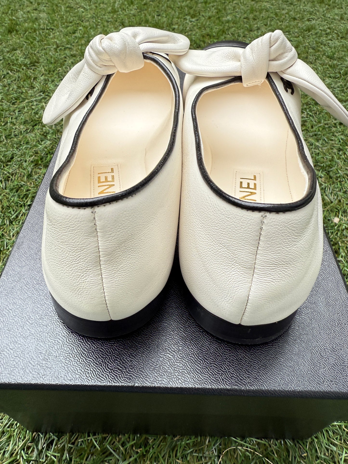 2024 CHANEL WHITE & BLACK LEATHER BALLET BALLERINA FLATS WITH BOW