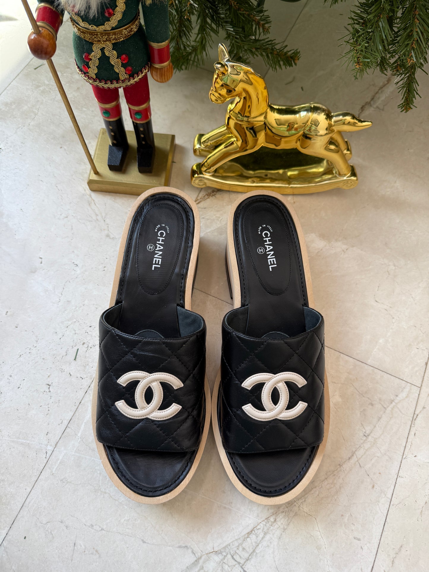 CHANEL BLACK WOODEN MULES IN LAMBSKIN LEATHER WITH CREAM CC LOGO DETAIL WEDGE SLIDES