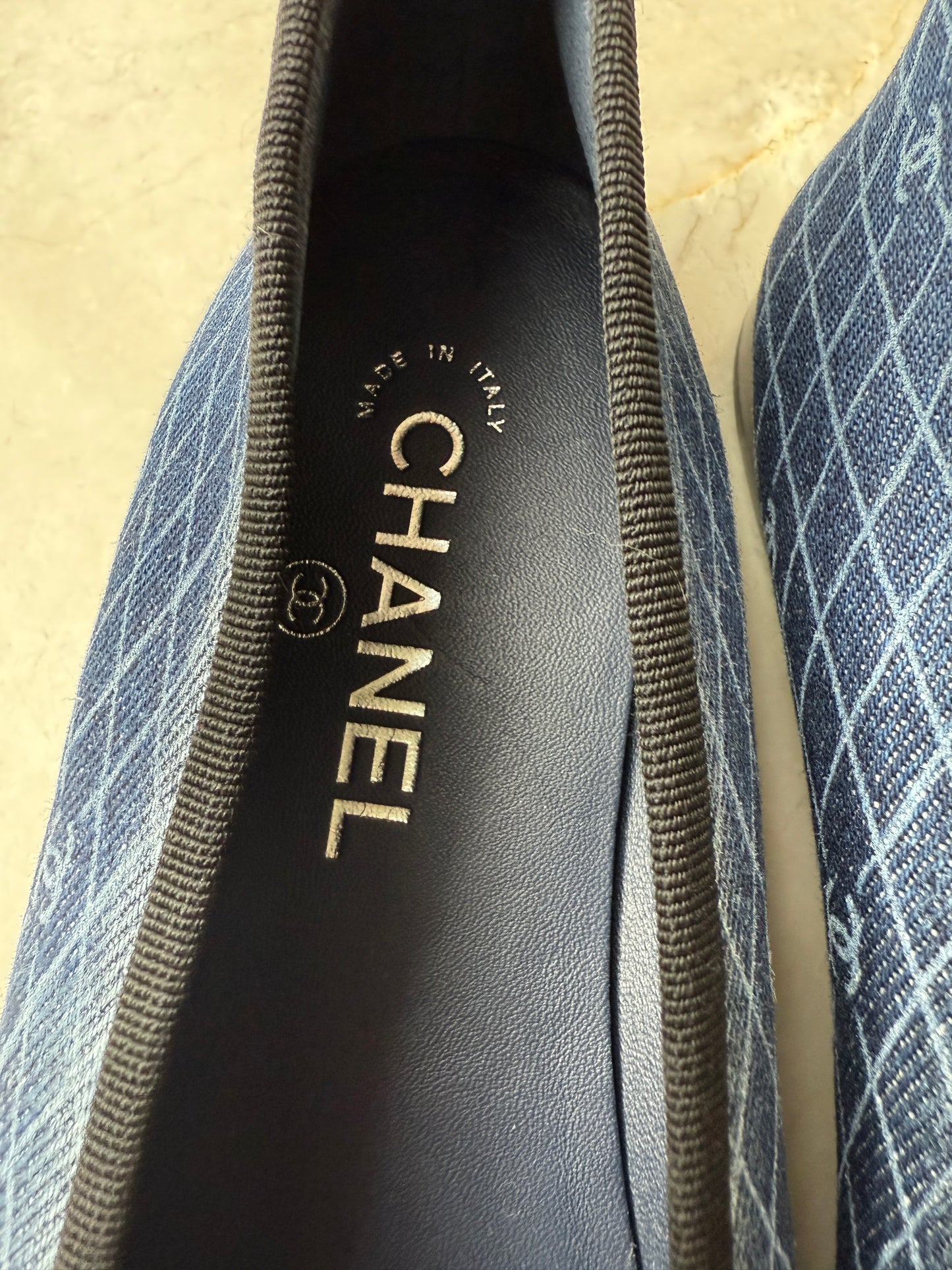 2024 CHANEL CC LOGO DARK BLUE DENIM JEAN BALLET FLATS BLACK CAPTOE SHOES