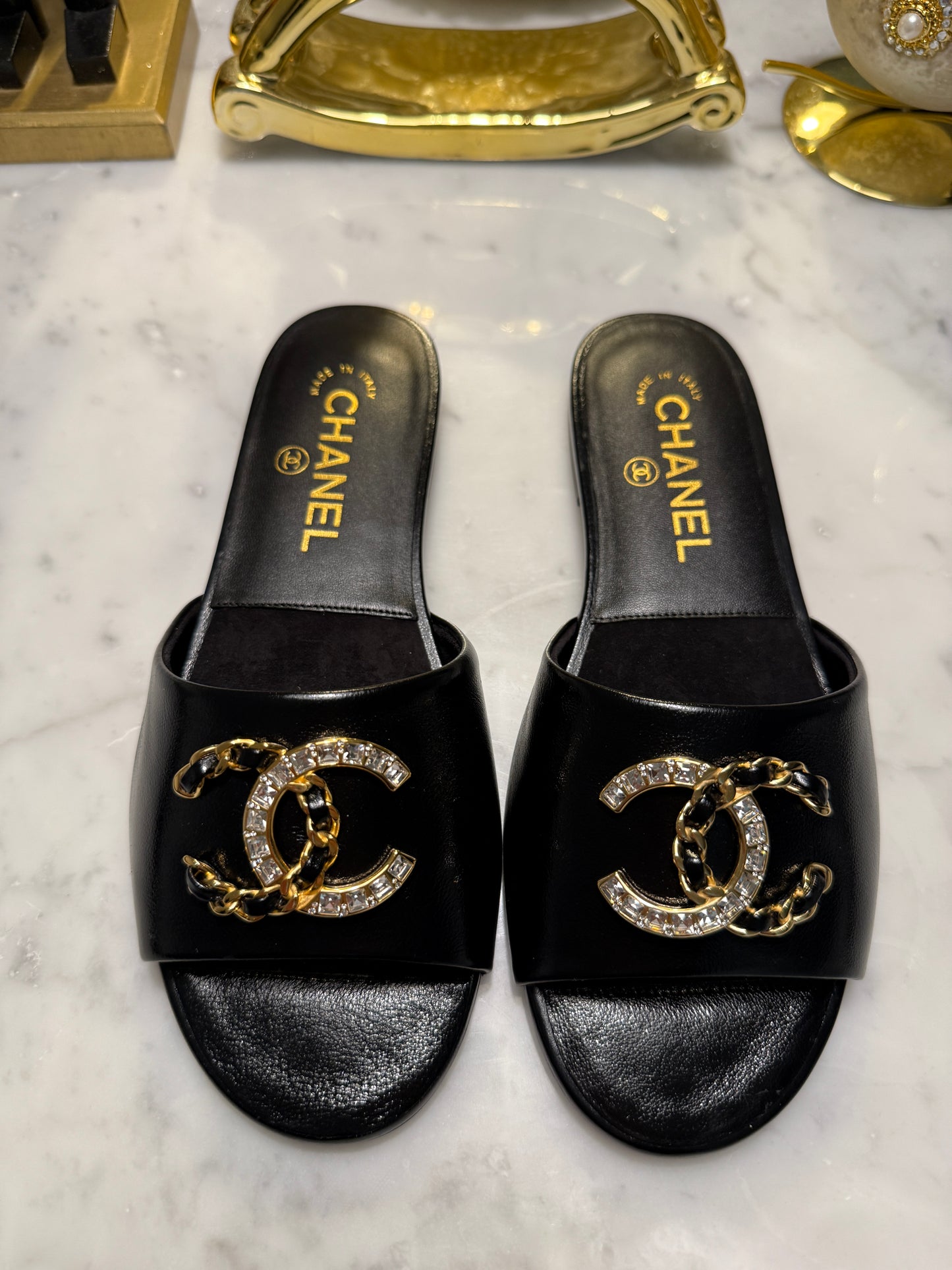 2024 CHANEL CC LOGO BLACK LEATHER CC CRYSTAL CHAIN LOGO FLAT SHOES SLIDES MULES SANDALS