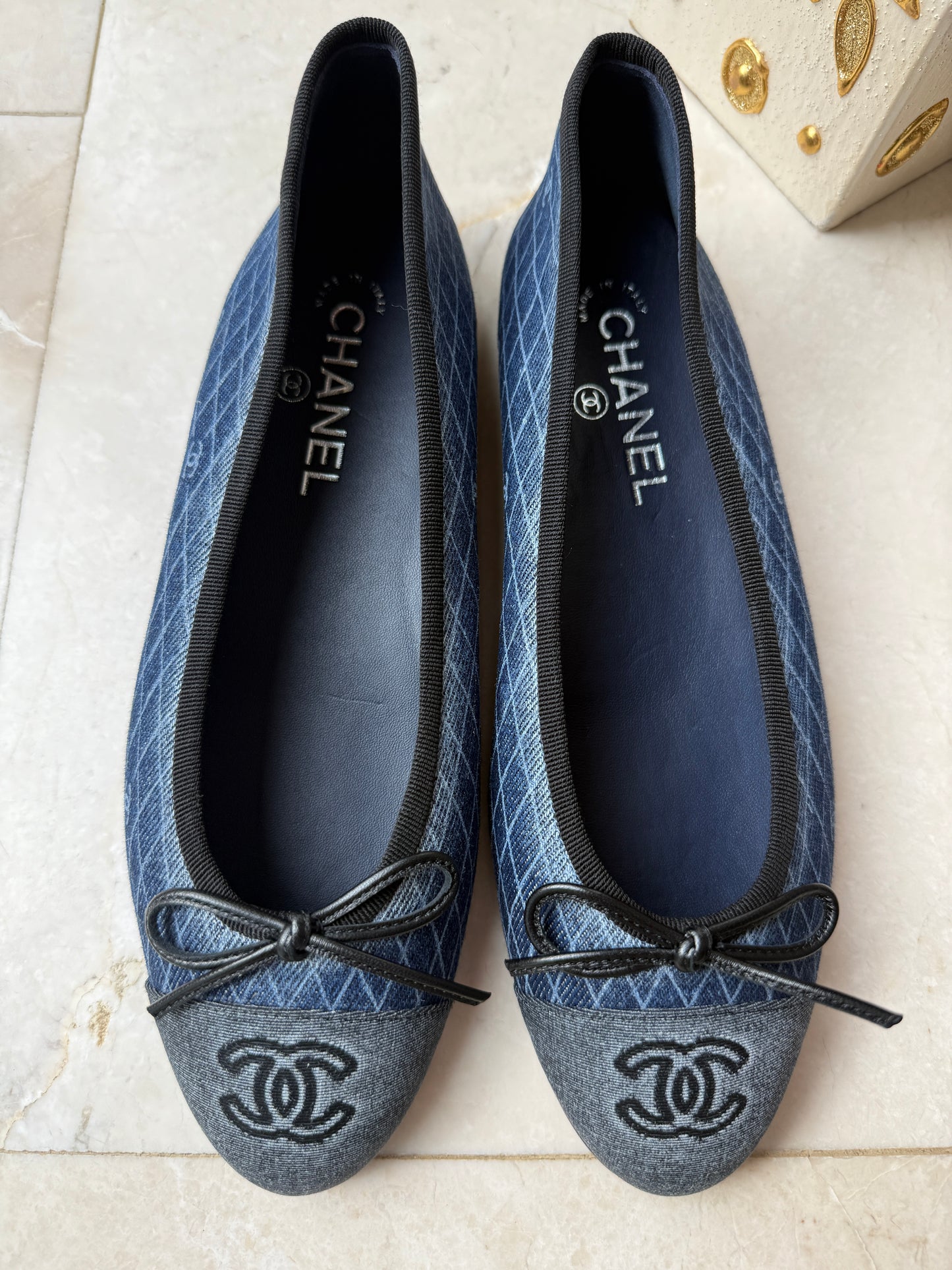 2024 CHANEL CC LOGO DARK BLUE DENIM JEAN BALLET FLATS BLACK CAPTOE SHOES