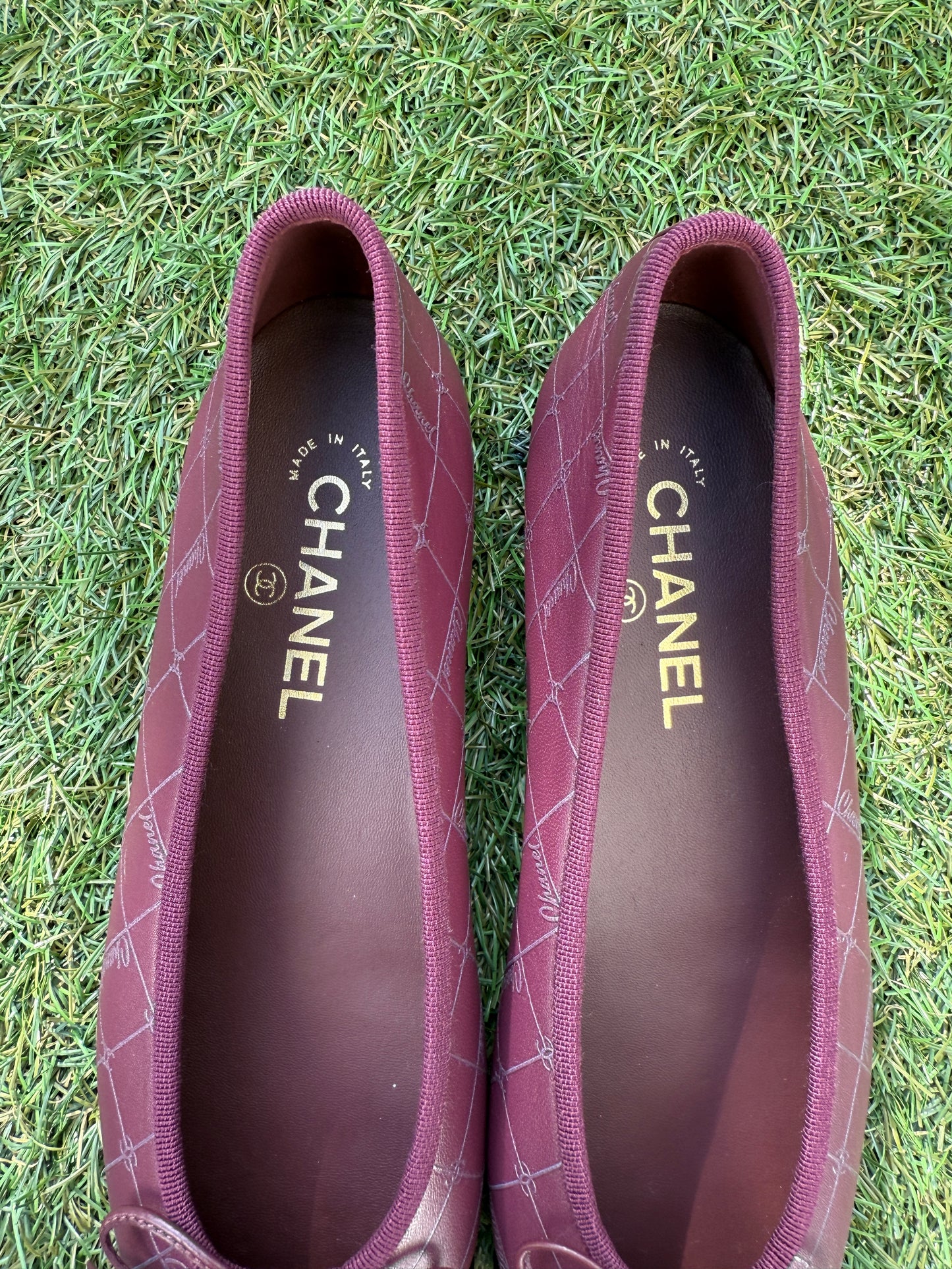 CHANEL CC LOGO BURGUNDY BLACK LEATHER PATENT CAP TOE BALLET BALLERINA FLATS SHOES