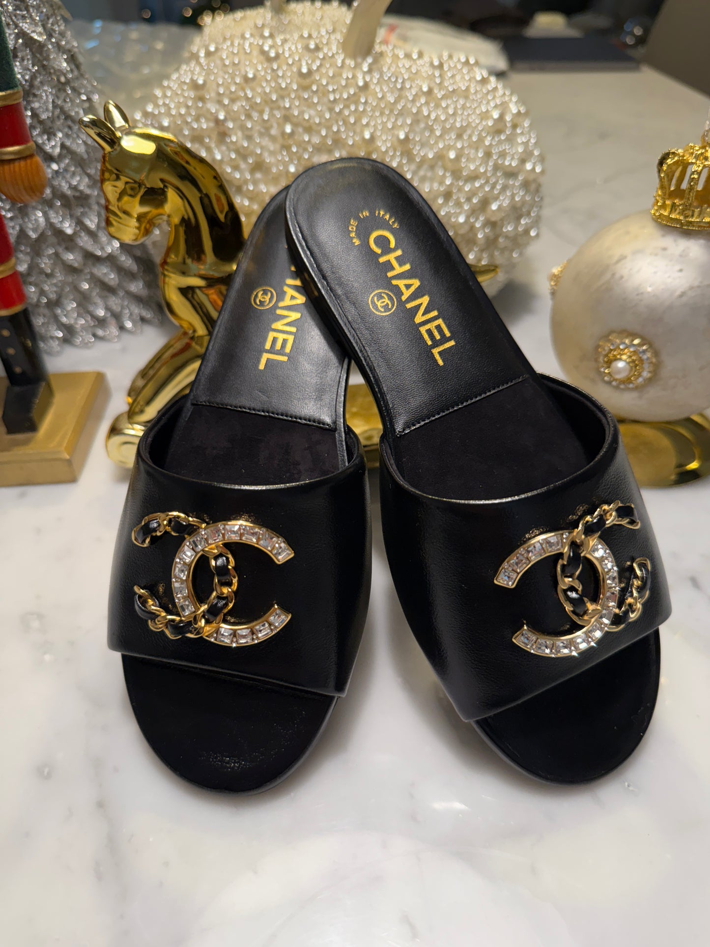 2024 CHANEL CC LOGO BLACK LEATHER CC CRYSTAL CHAIN LOGO FLAT SHOES SLIDES MULES SANDALS