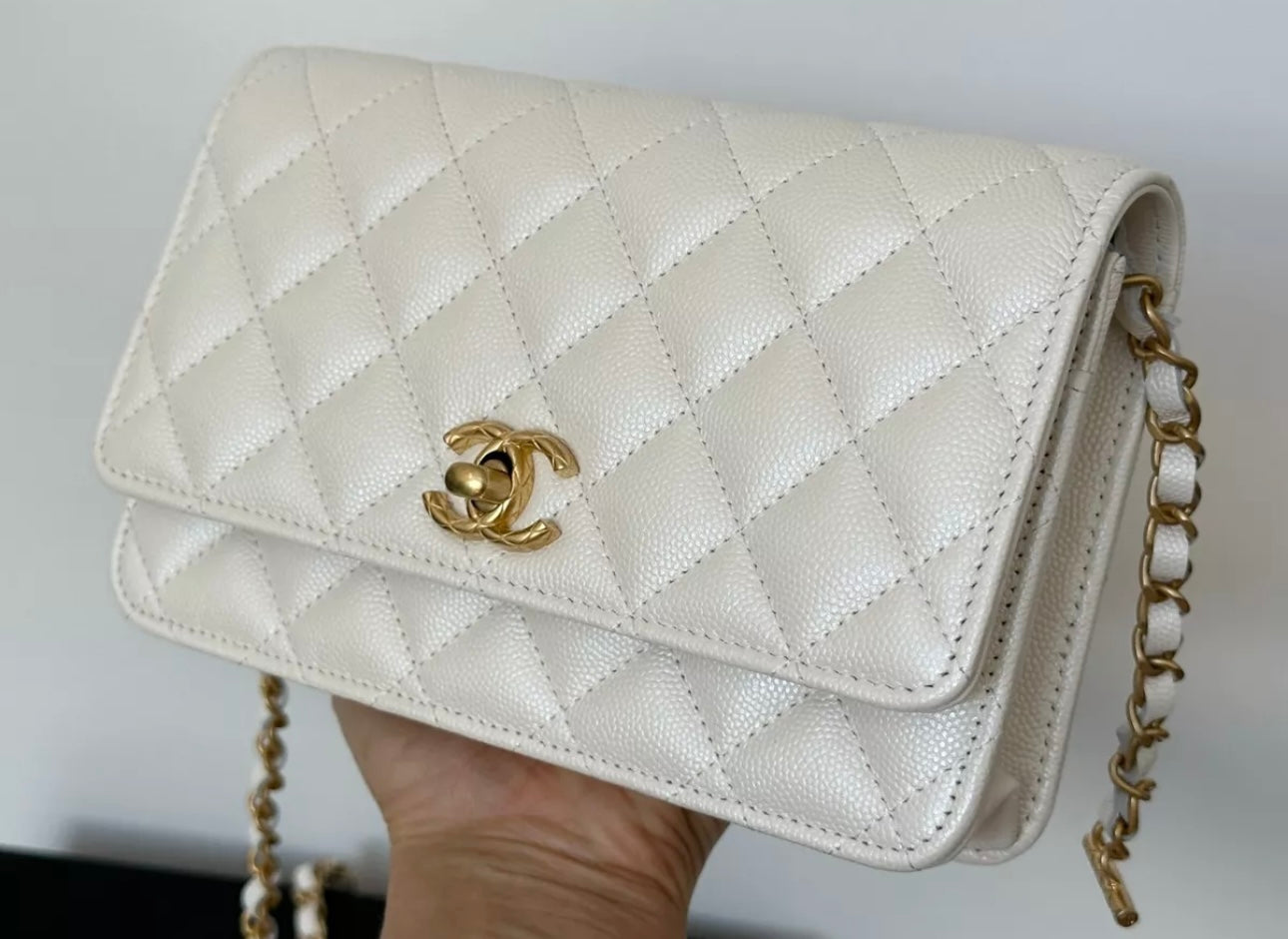 CHANEL WHITE IRIDESCENT CAVIAR LEATHER WOC WALLET ON CHAIN CROSSBODY BAG GHW