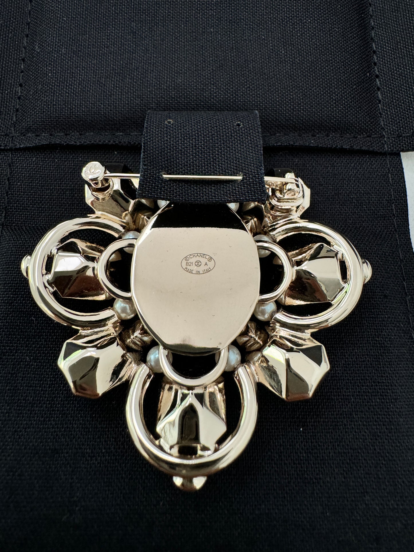 CHANEL 21A LARGE CLASSIC PEARL BIG STONES SHIELD BROOCH GOLD CRYSTALS WHITE PIN