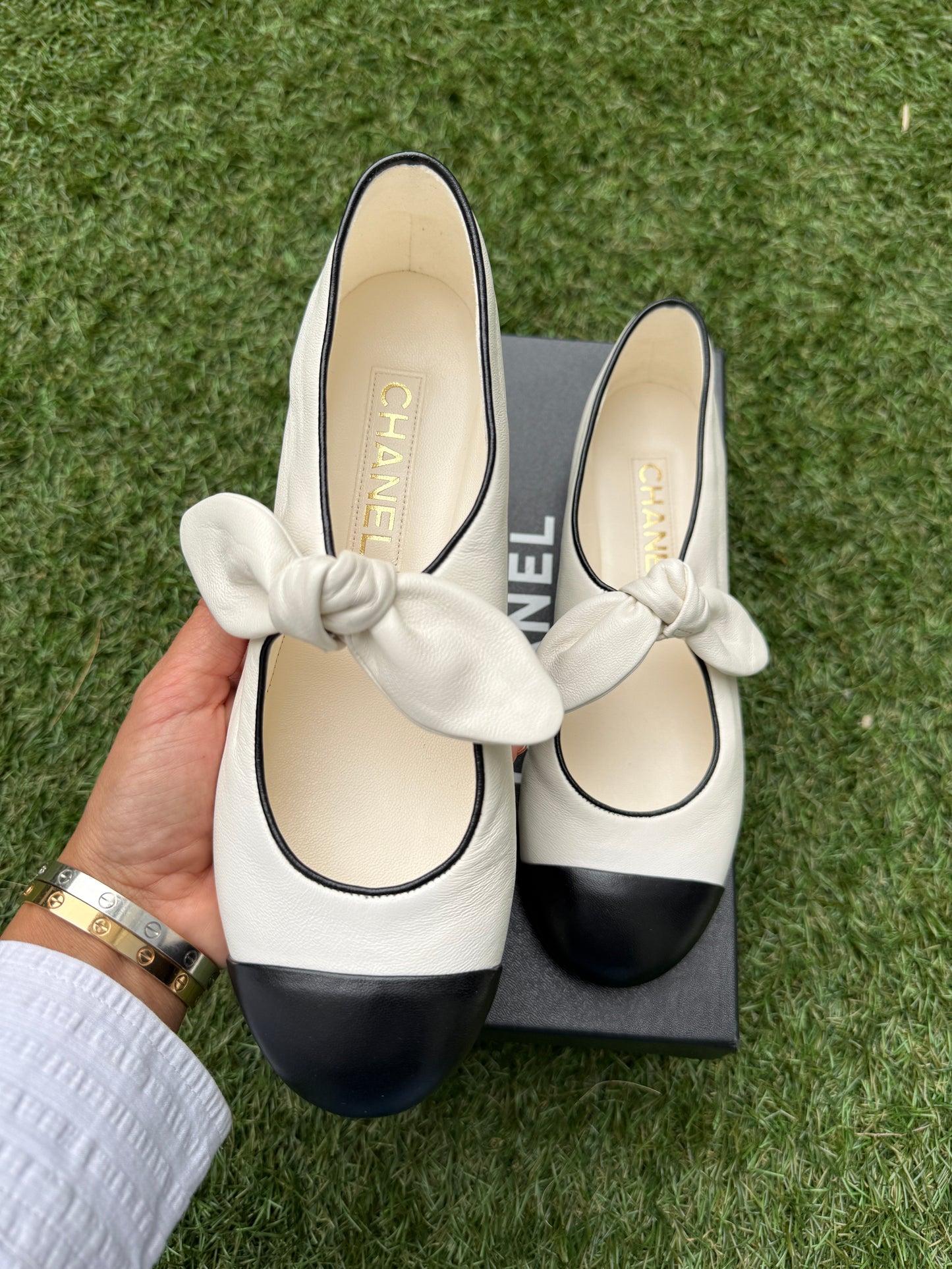 2024 CHANEL WHITE & BLACK LEATHER BALLET BALLERINA FLATS WITH BOW