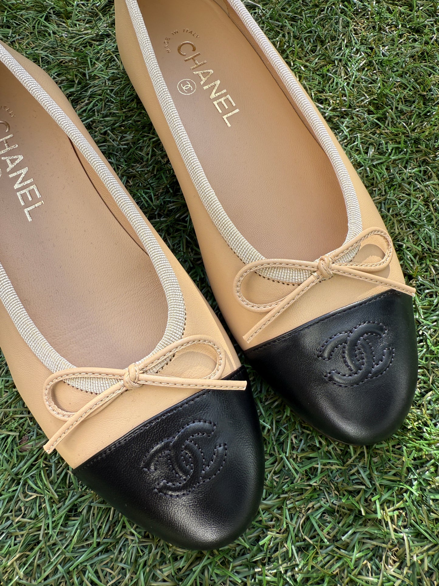 CHANEL CC LOGO BEIGE & BLACK LEATHER BALLET BALLERINA FLATS SHOES CLASSIC