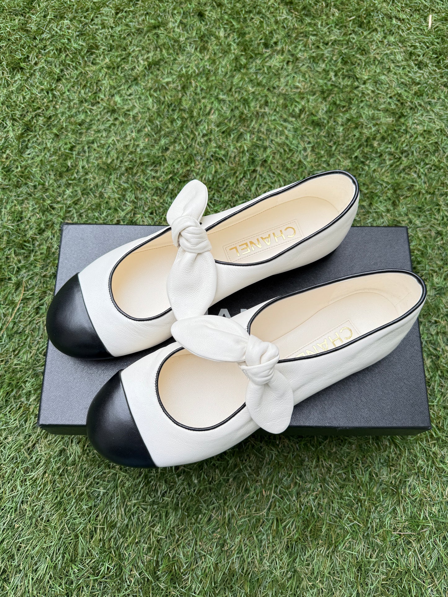 2024 CHANEL WHITE & BLACK LEATHER BALLET BALLERINA FLATS WITH BOW