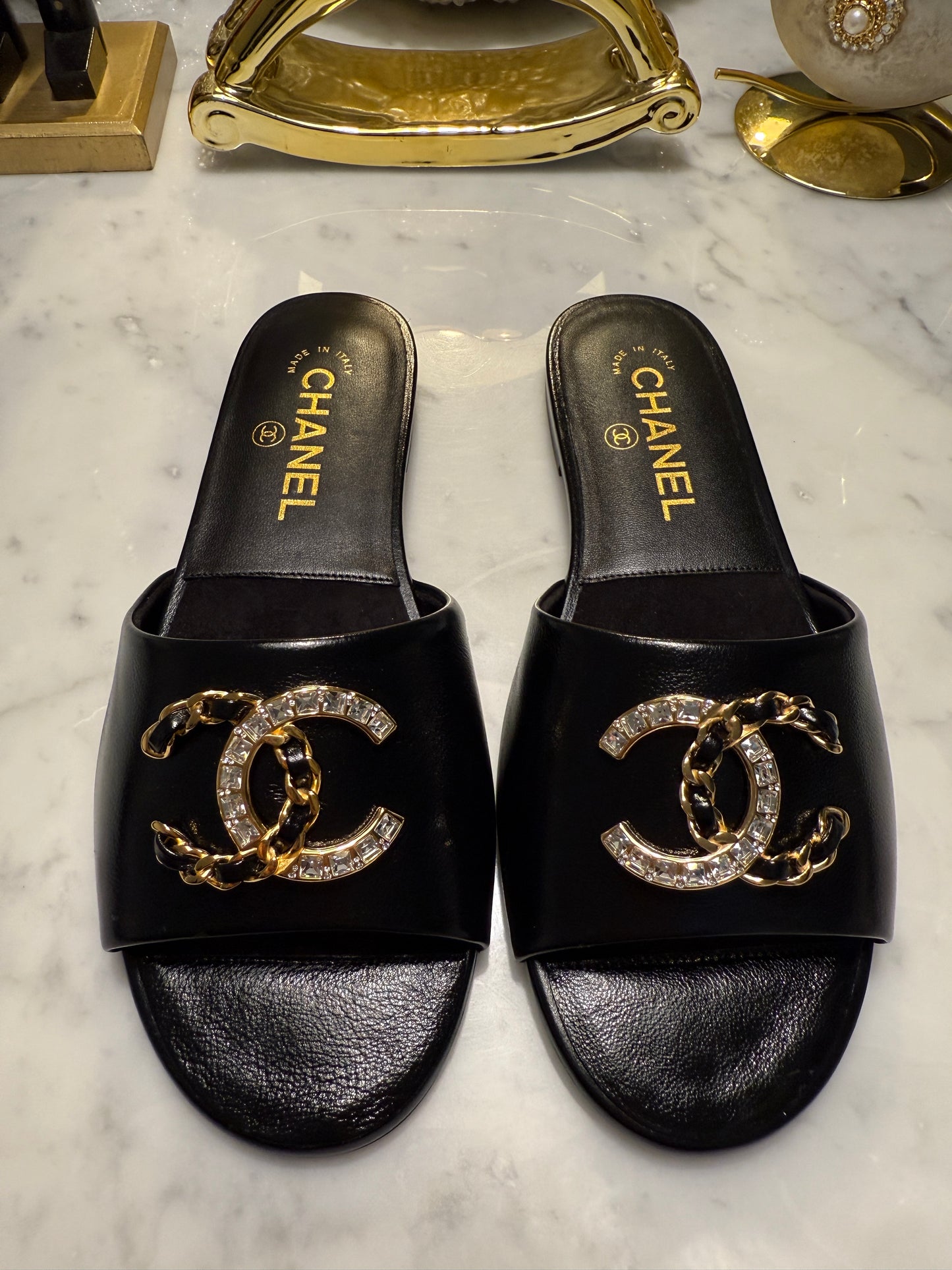 2024 CHANEL CC LOGO BLACK LEATHER CC CRYSTAL CHAIN LOGO FLAT SHOES SLIDES MULES SANDALS