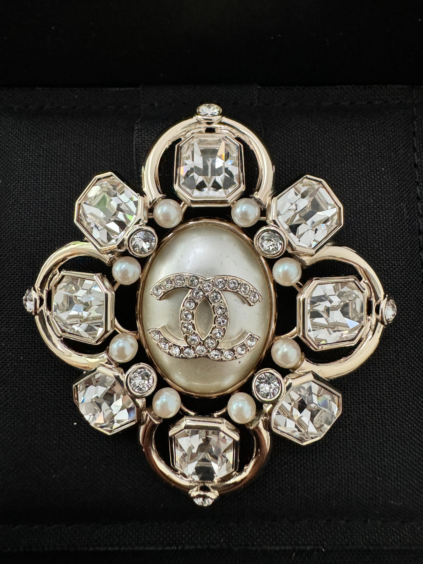 CHANEL 21A LARGE CLASSIC PEARL BIG STONES SHIELD BROOCH GOLD CRYSTALS WHITE PIN