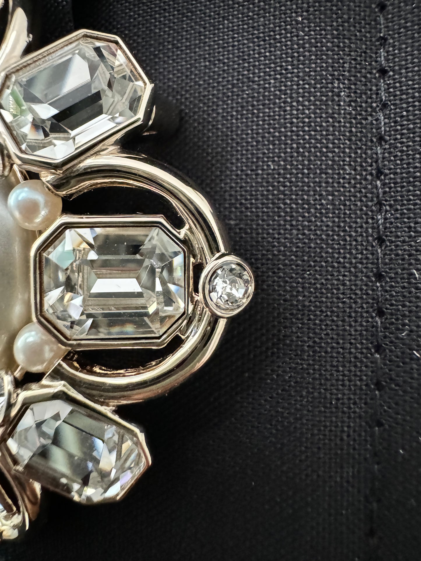 CHANEL 21A LARGE CLASSIC PEARL BIG STONES SHIELD BROOCH GOLD CRYSTALS WHITE PIN