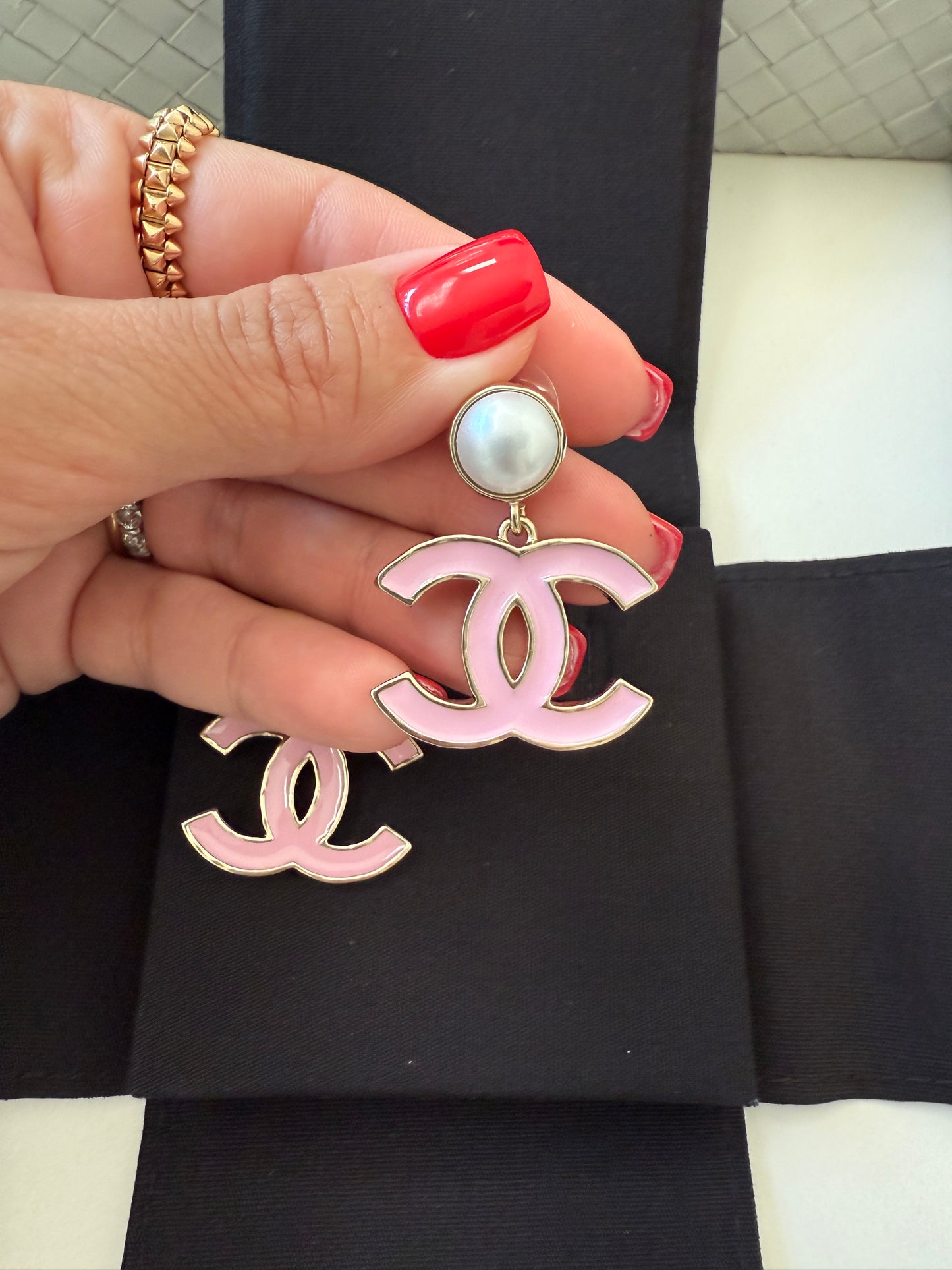 Chanel 25P CC Logo Pink Metal Resin Gold Tone Stud White Pearl Pendant Earrings