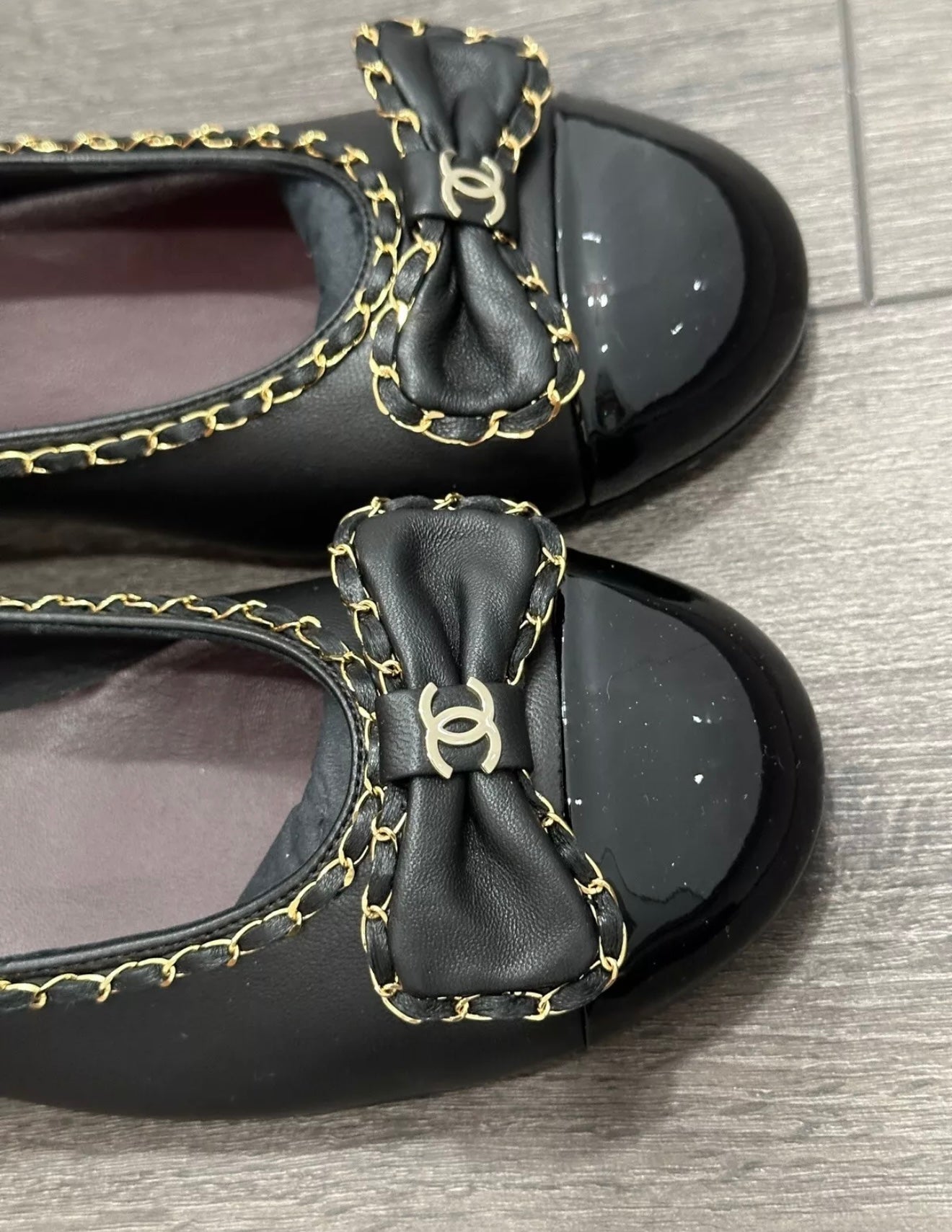 2024 CHANEL CC LOGO BOW BLACK LEATHER GOLD CHAIN BALLET BALLERINA CAP TOE FLATS