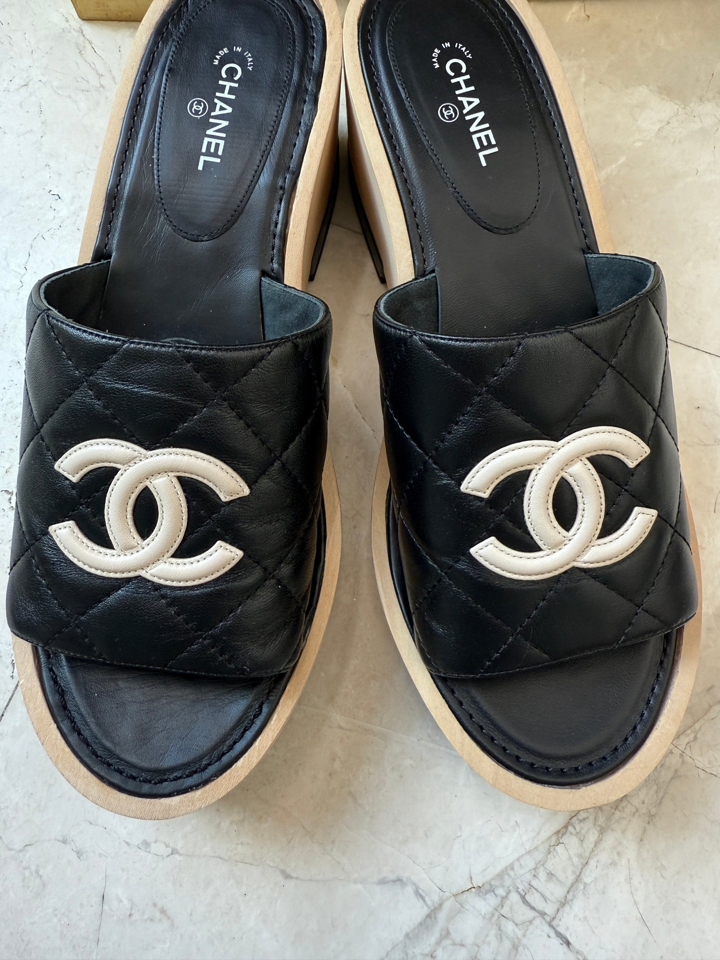 CHANEL BLACK WOODEN MULES IN LAMBSKIN LEATHER WITH CREAM CC LOGO DETAIL WEDGE SLIDES