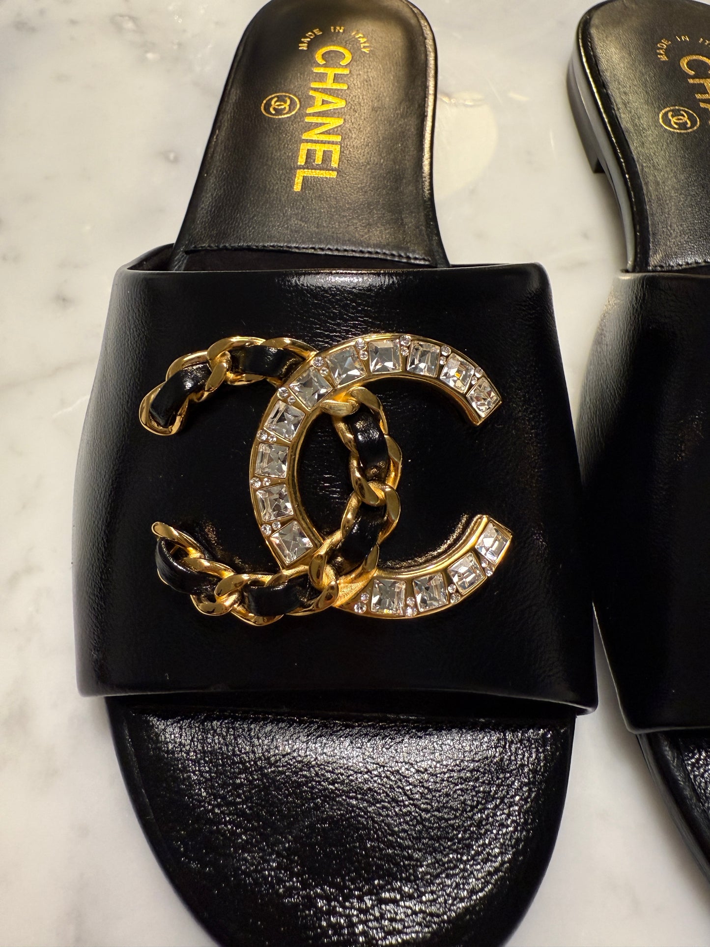 2024 CHANEL CC LOGO BLACK LEATHER CC CRYSTAL CHAIN LOGO FLAT SHOES SLIDES MULES SANDALS