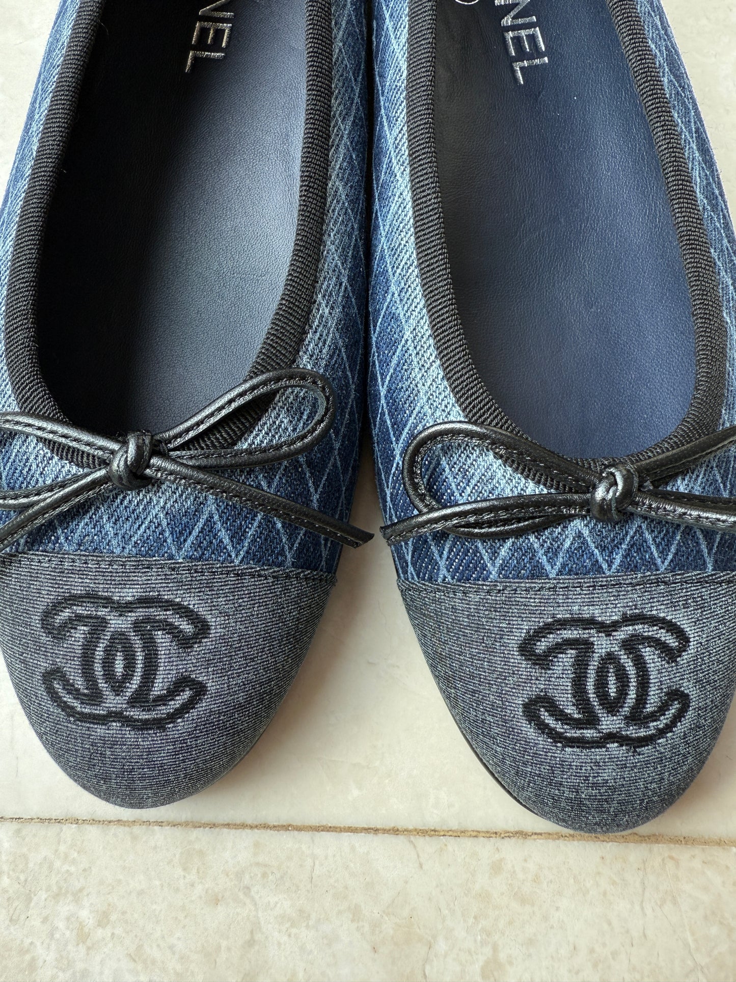 2024 CHANEL CC LOGO DARK BLUE DENIM JEAN BALLET FLATS BLACK CAPTOE SHOES