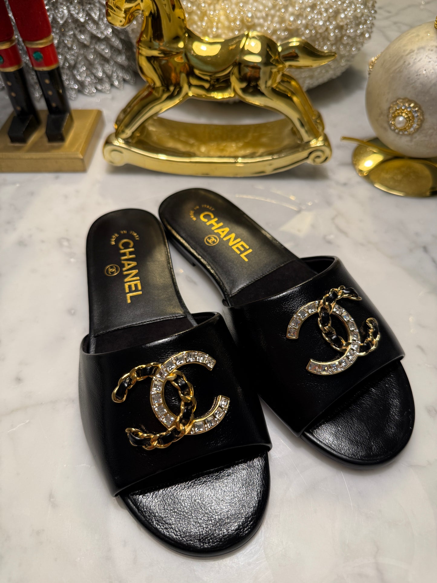 2024 CHANEL CC LOGO BLACK LEATHER CC CRYSTAL CHAIN LOGO FLAT SHOES SLIDES MULES SANDALS