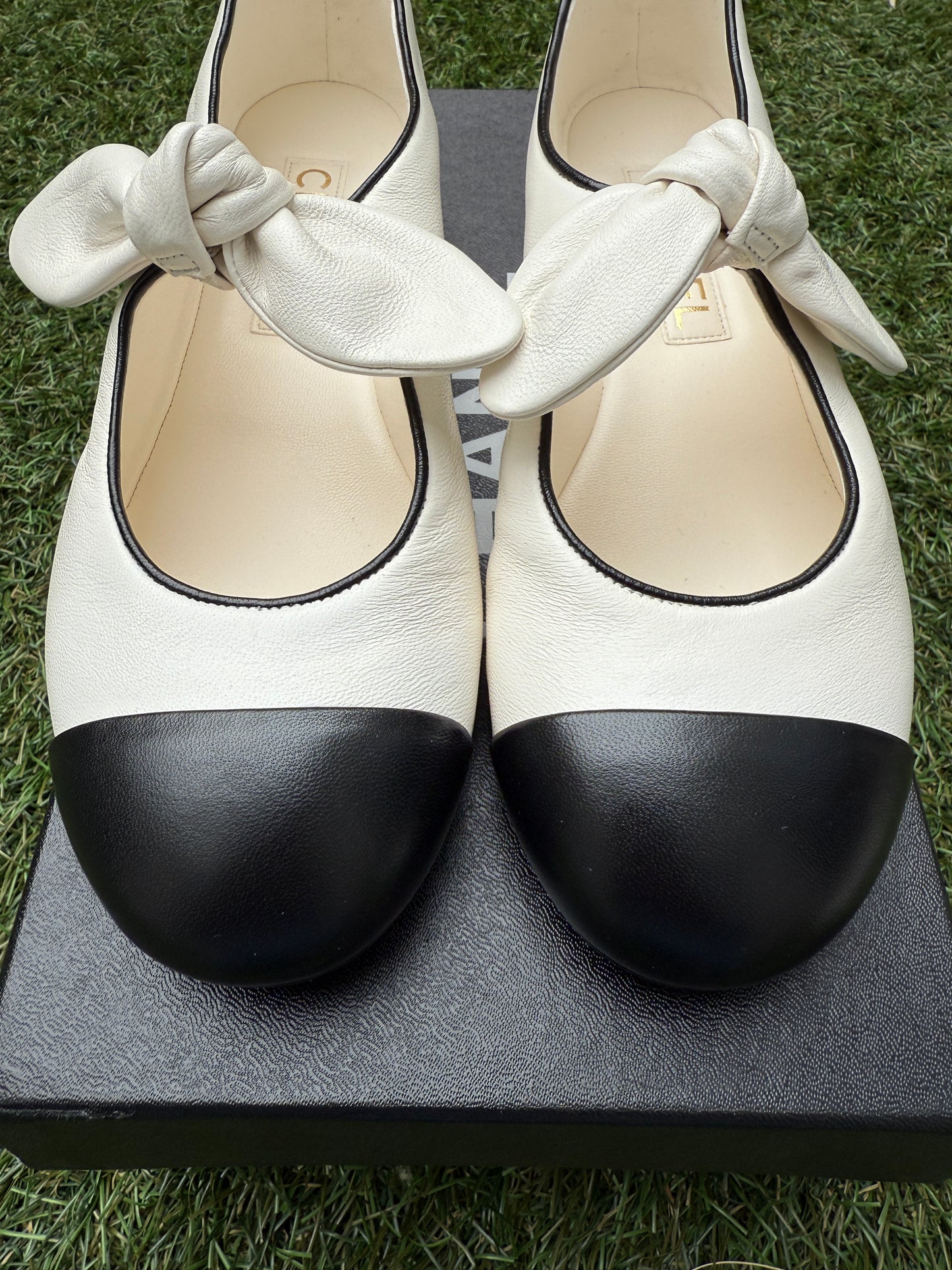 2024 CHANEL WHITE & BLACK LEATHER BALLET BALLERINA FLATS WITH BOW