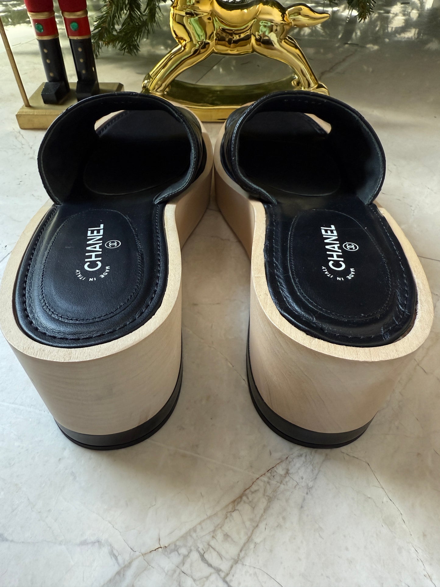 CHANEL BLACK WOODEN MULES IN LAMBSKIN LEATHER WITH CREAM CC LOGO DETAIL WEDGE SLIDES