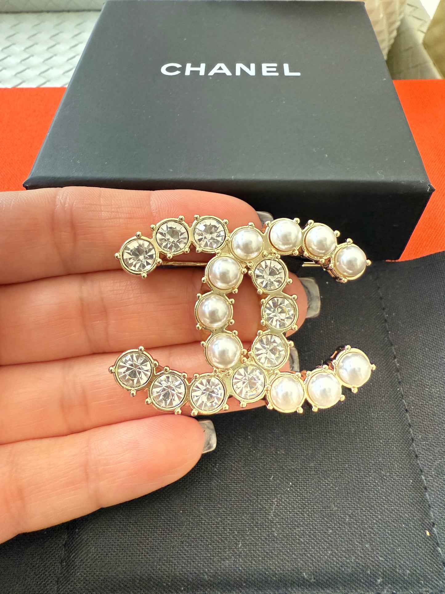 CHANEL 20B CLASSIC GOLD TONE LARGE BIG CC LOGO PEARL PEARLS CRYSTALS BROOCH PIN