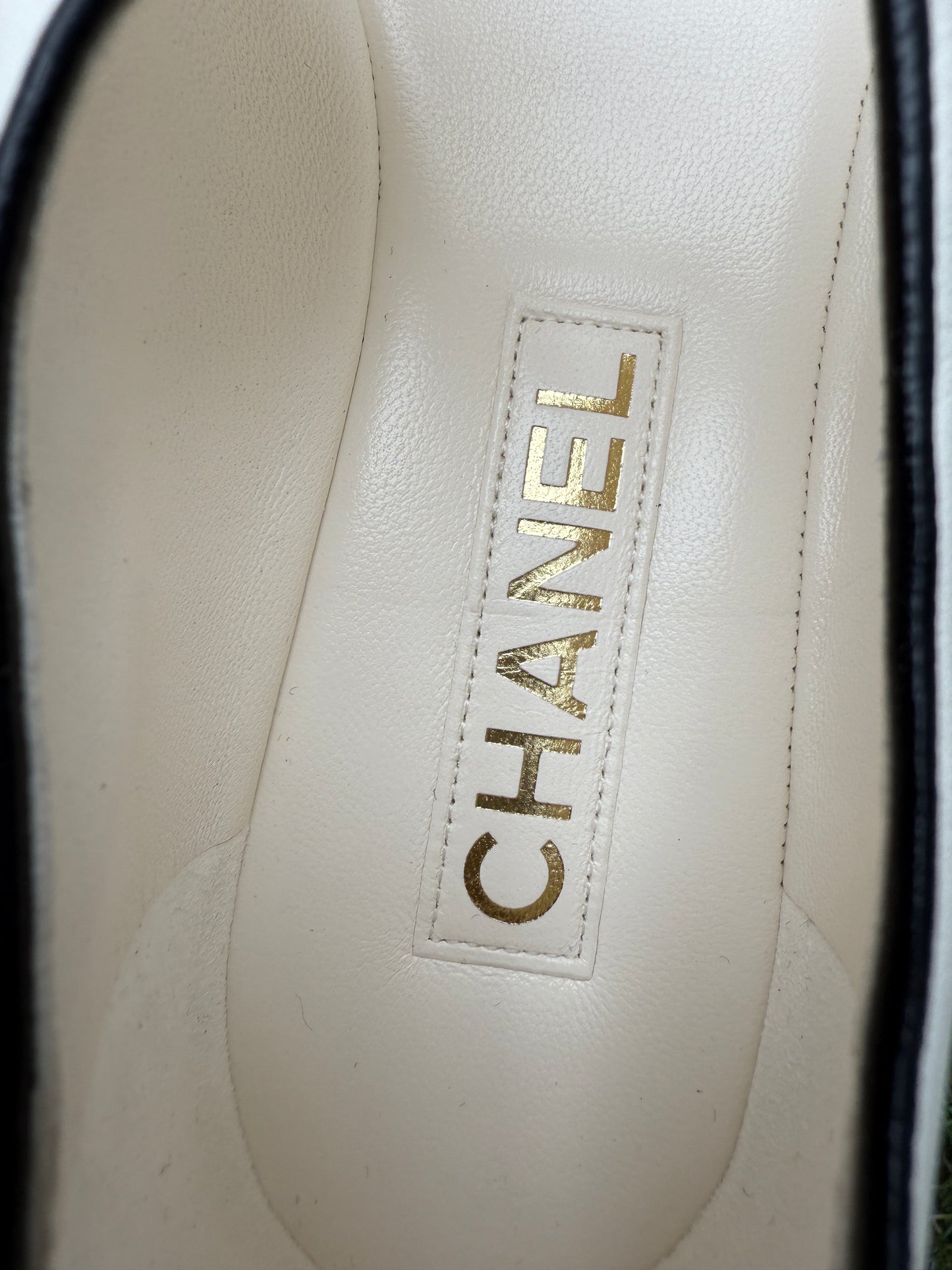 2024 CHANEL WHITE & BLACK LEATHER BALLET BALLERINA FLATS WITH BOW