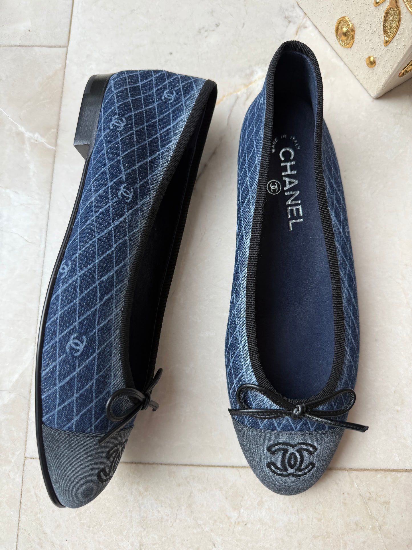 2024 CHANEL CC LOGO DARK BLUE DENIM JEAN BALLET FLATS BLACK CAPTOE SHOES