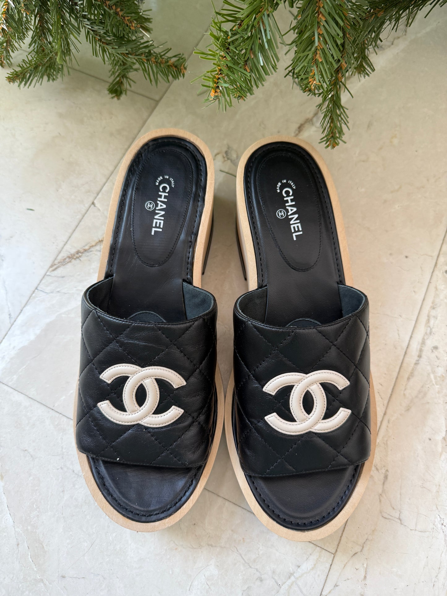 CHANEL BLACK WOODEN MULES IN LAMBSKIN LEATHER WITH CREAM CC LOGO DETAIL WEDGE SLIDES