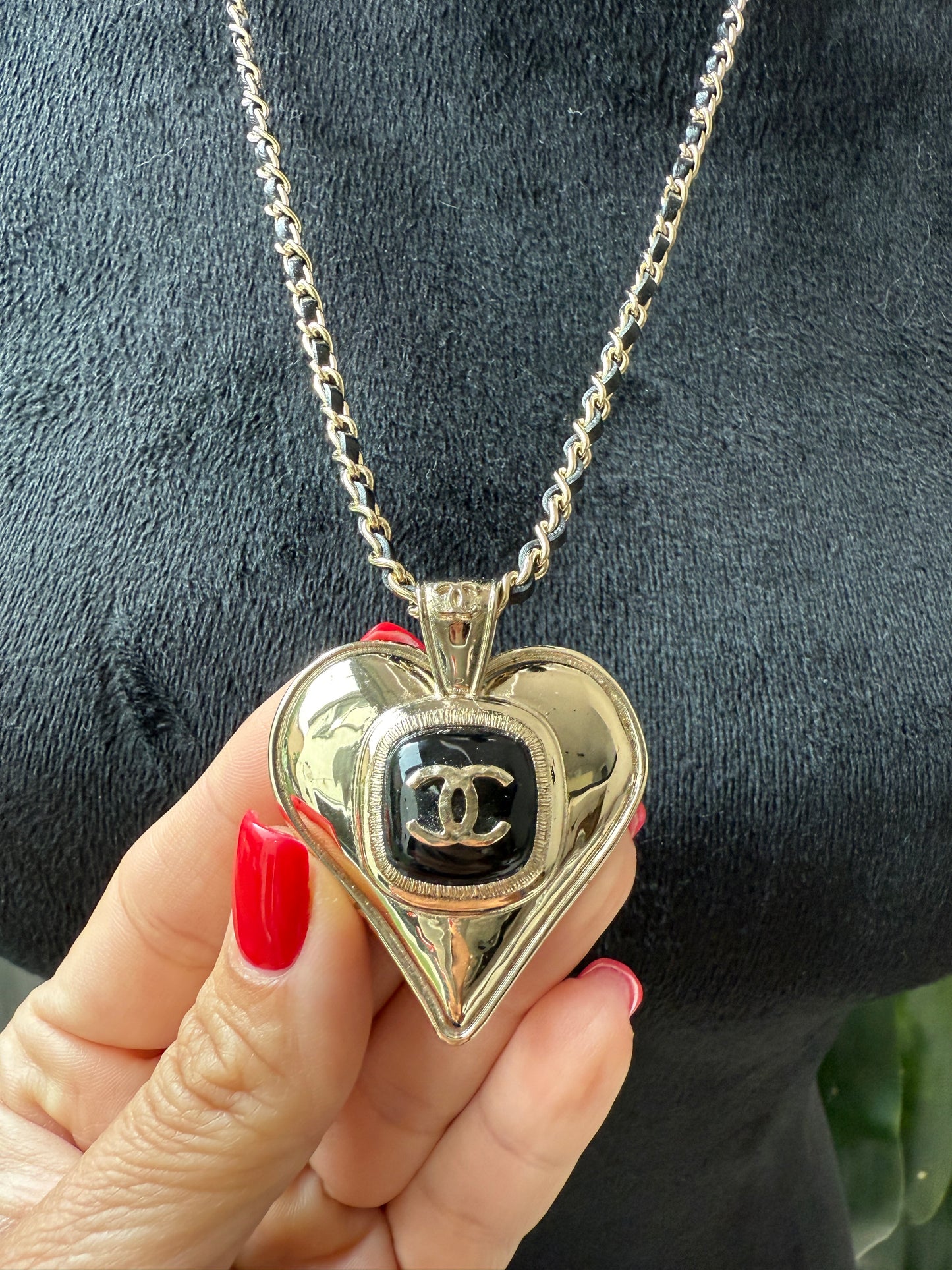 CHANEL 21K GOLD TONE LARGE HEART PENDANT CHARM BLACK INTERWOVEN CHAIN NECKLACE