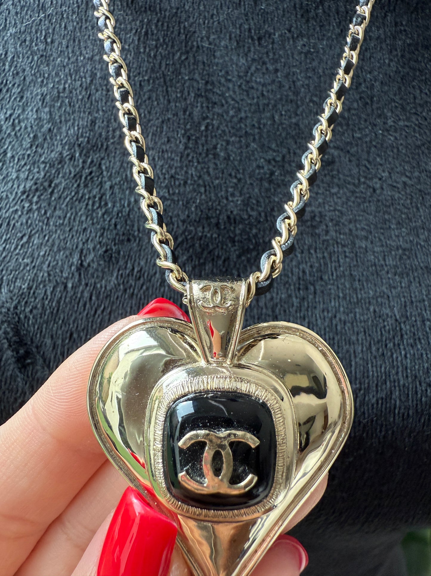 CHANEL 21K GOLD TONE LARGE HEART PENDANT CHARM BLACK INTERWOVEN CHAIN NECKLACE