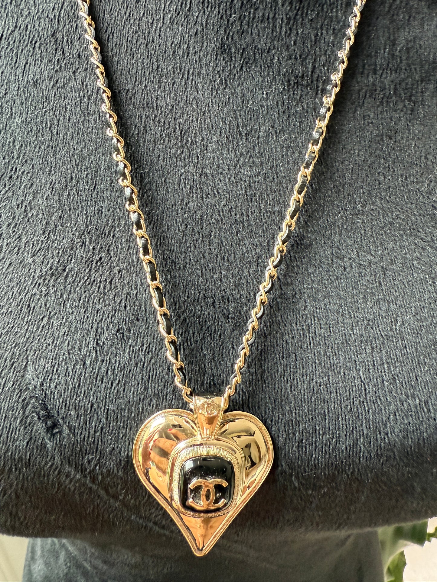 CHANEL 21K GOLD TONE LARGE HEART PENDANT CHARM BLACK INTERWOVEN CHAIN NECKLACE