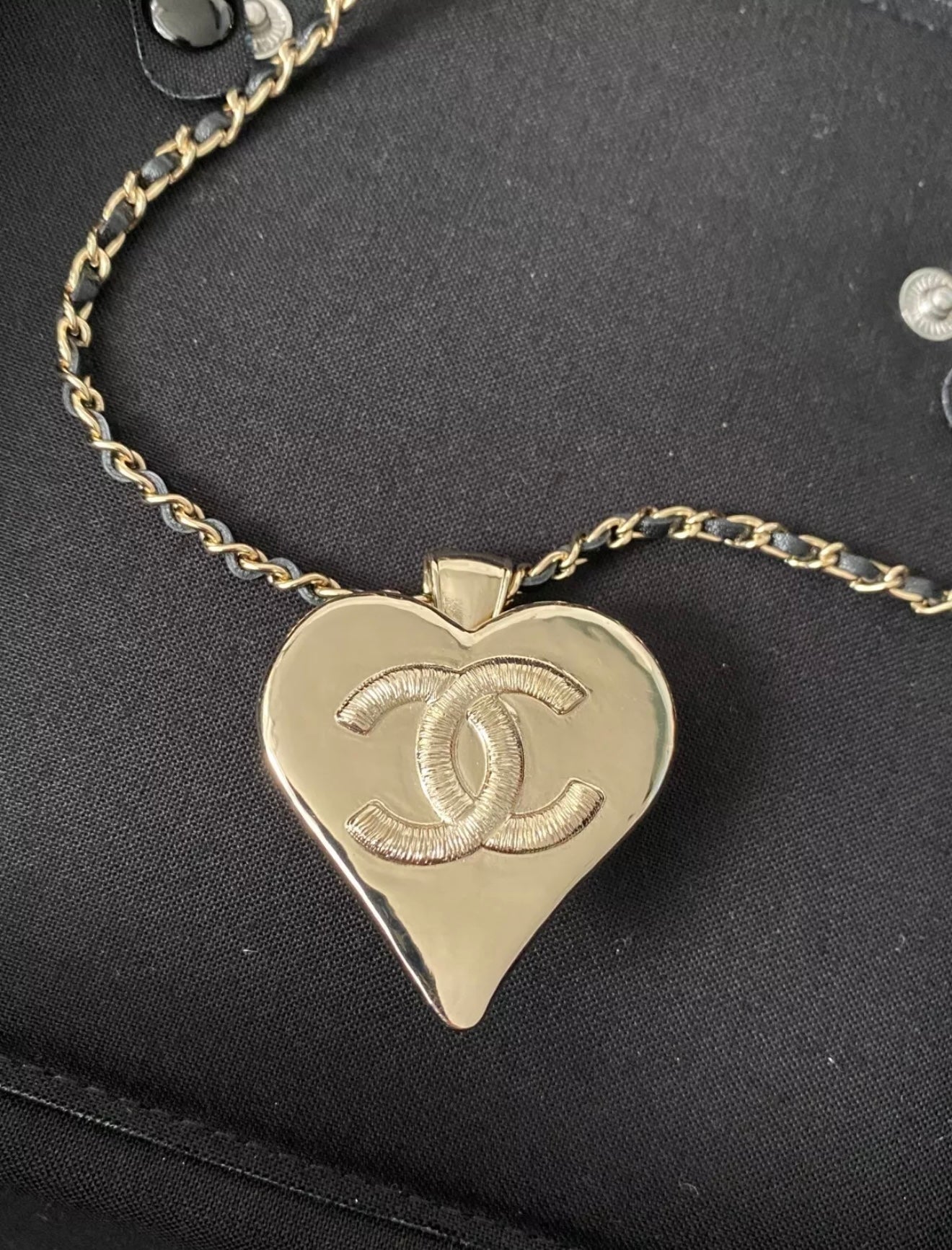 CHANEL 21K GOLD TONE LARGE HEART PENDANT CHARM BLACK INTERWOVEN CHAIN NECKLACE