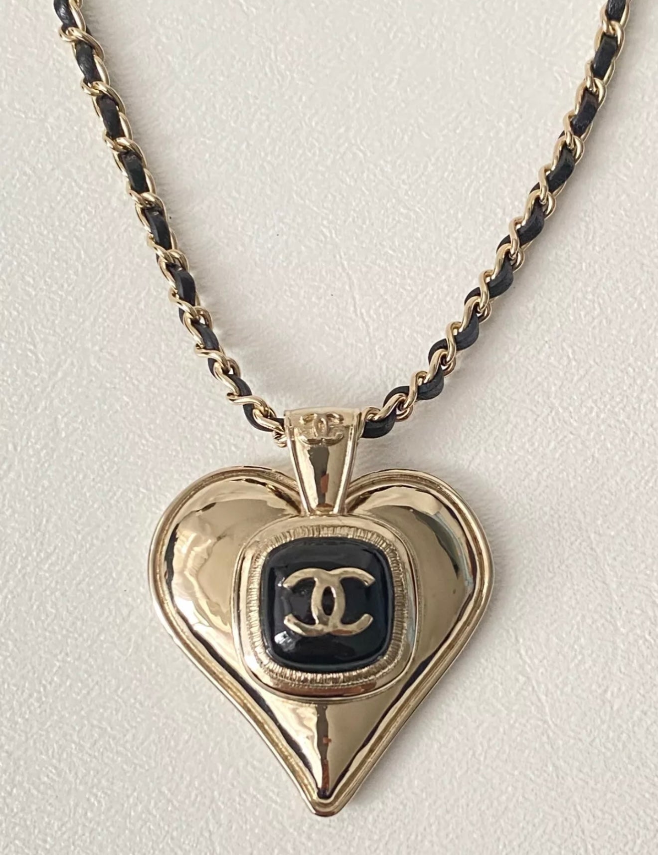 CHANEL 21K GOLD TONE LARGE HEART PENDANT CHARM BLACK INTERWOVEN CHAIN NECKLACE