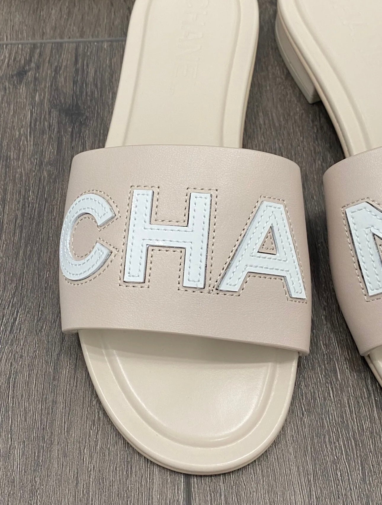 CHANEL CHA NEL LOGO BEIGE LEATHER FLAT SHOES SLIDES MULES Miami