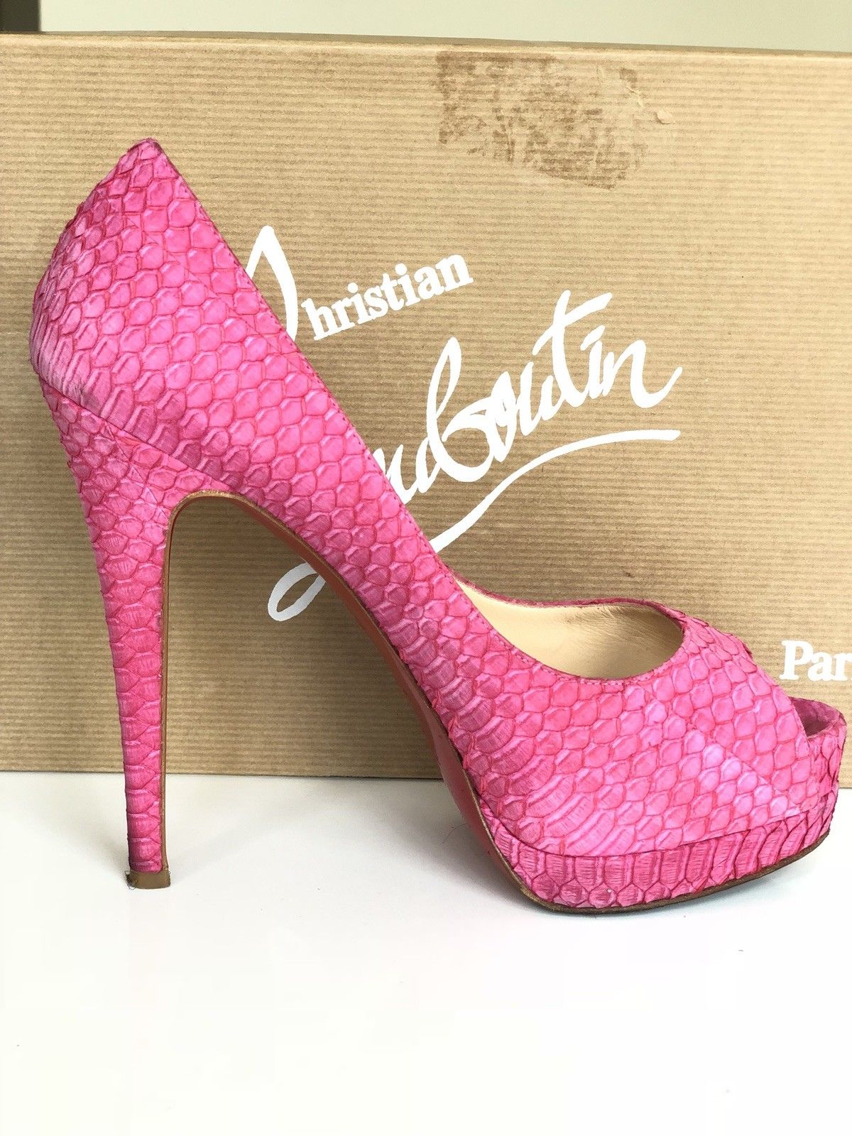 Christian louboutin pink on sale pumps